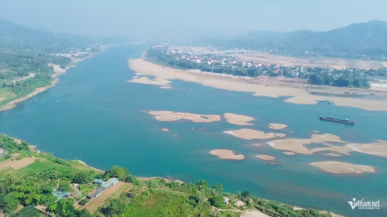 Sông Đà cạn nước, lộ cảnh hiếm gặp dưới hạ lưu thủy điện Hòa Bình - Ảnh 2.