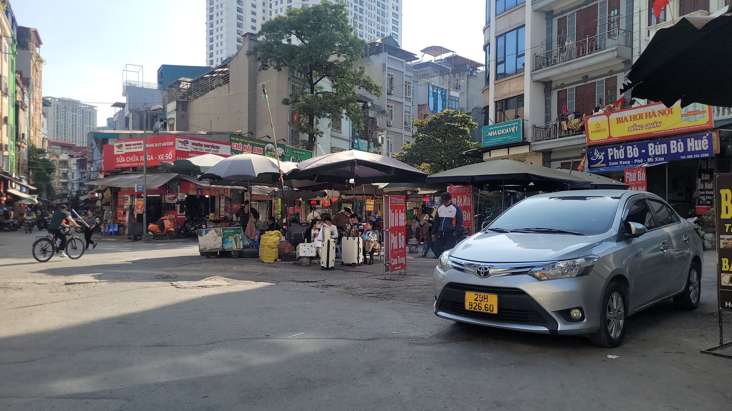 Hà Nội quyết liệt bảo vệ người tiêu dùng và xóa chợ tạm tại ngã tư yên hòa - Ảnh 2. Hà Nội quyết liệt bảo vệ người tiêu dùng và xóa chợ tạm tại ngã tư yên hòa - Ảnh 2.