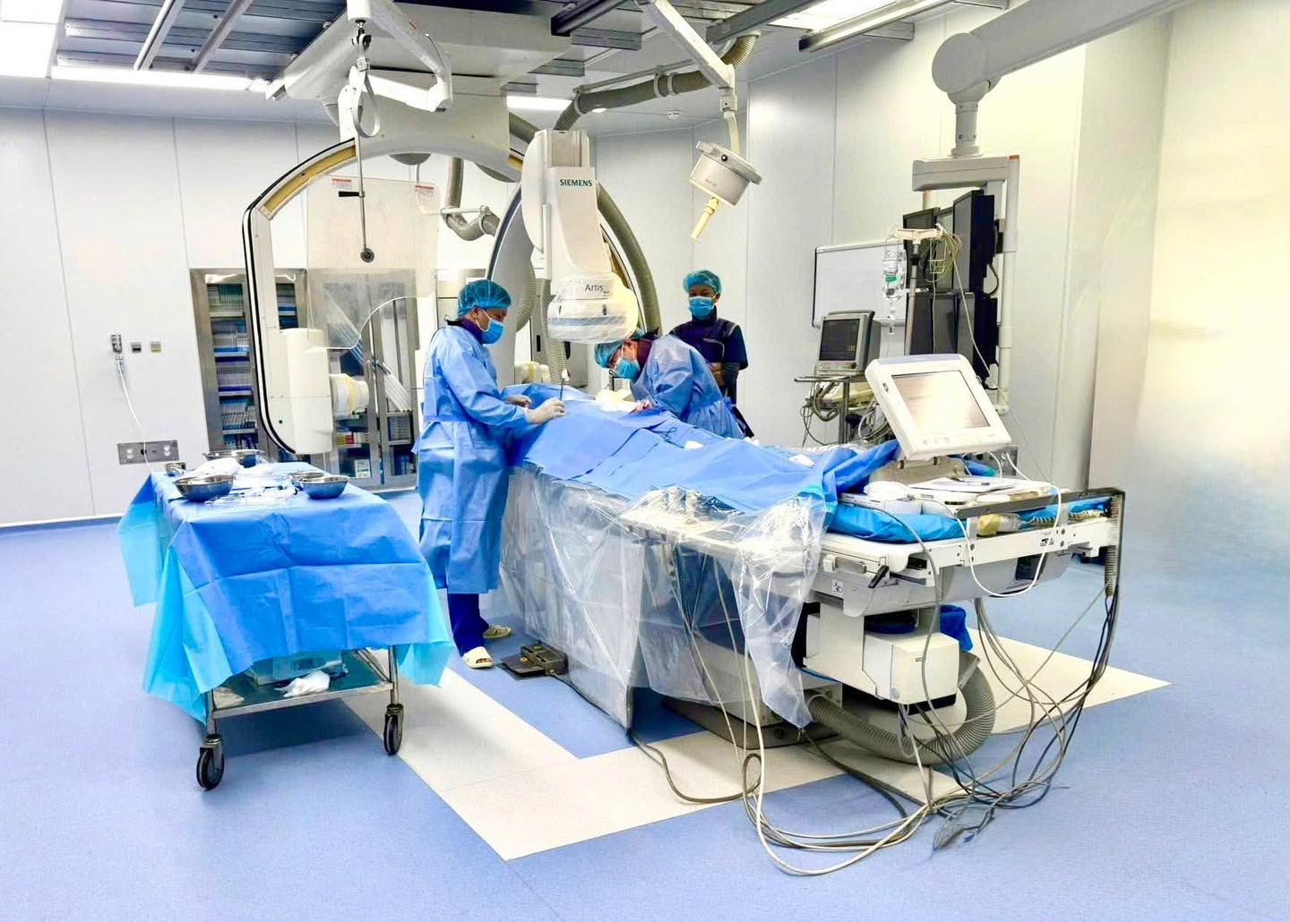 Khoa Tim mạch Bệnh viện 19-8 chính thức vận hành phòng can thiệp tim mạch theo tiêu chuẩn quốc tế - Ảnh 1. Khoa Tim mạch Bệnh viện 19-8 chính thức vận hành phòng can thiệp tim mạch theo tiêu chuẩn quốc tế - Ảnh 1.
