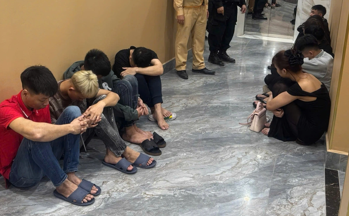 Phá đường dây mại dâm ‘khép kín’ từ quán karaoke đến nhà nghỉ ở Hà Nội - Ảnh 1.