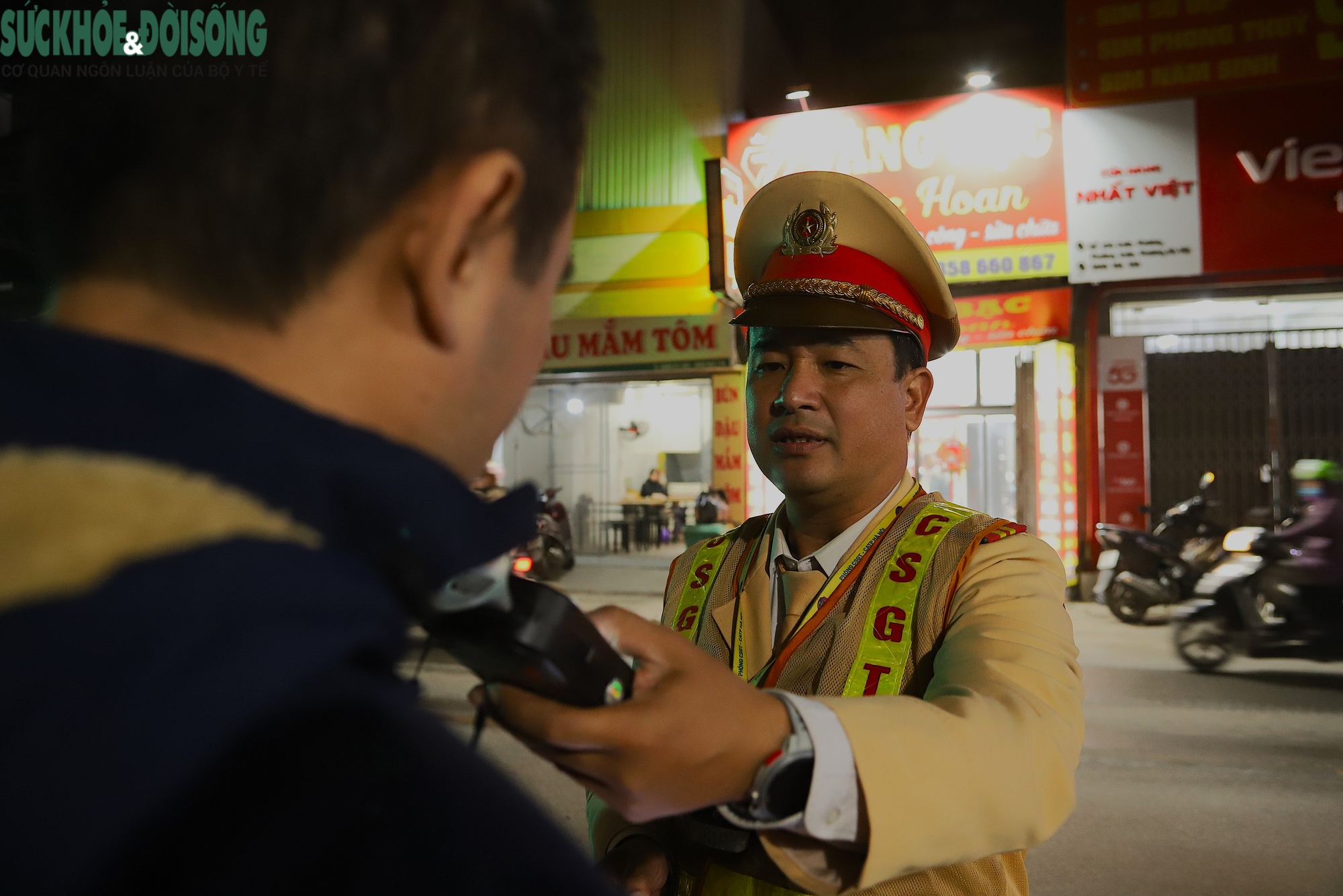 Kiểm tra nồng độ cồn cuối tuần, nhiều công nhân, lao động phổ thông vi phạm- Ảnh 2.