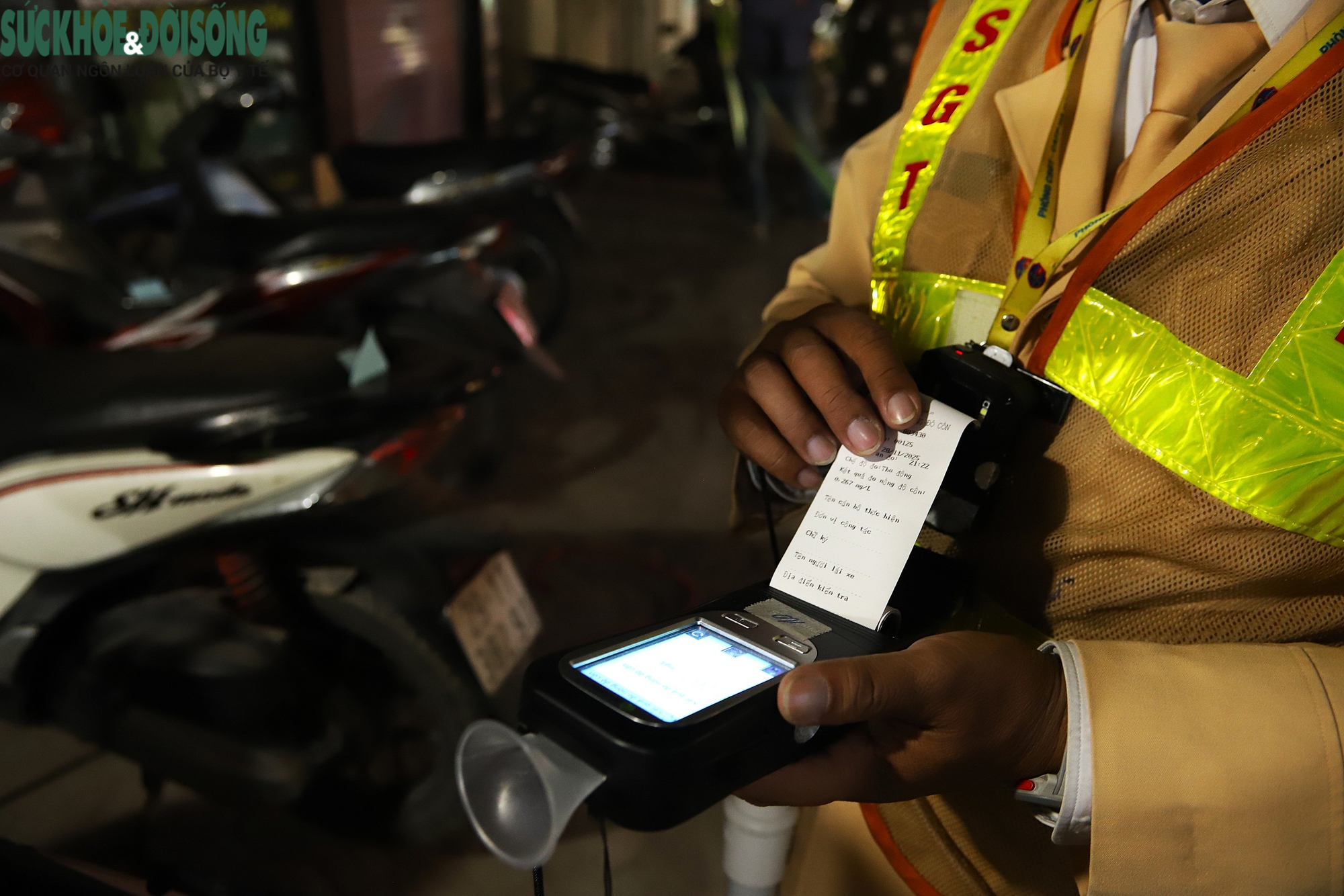 Kiểm tra nồng độ cồn cuối tuần, nhiều công nhân, lao động phổ thông vi phạm- Ảnh 3.