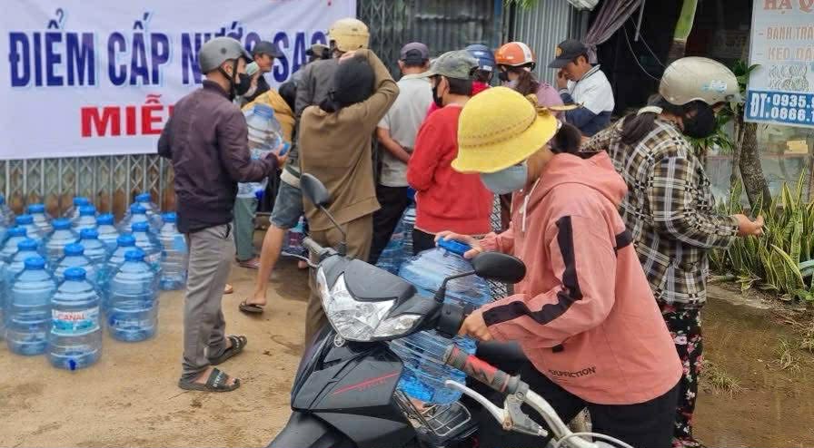 Cung cấp nước sạch giúp người dân vùng lũ Đắk Lắk phòng ngừa dịch bệnh- Ảnh 1.