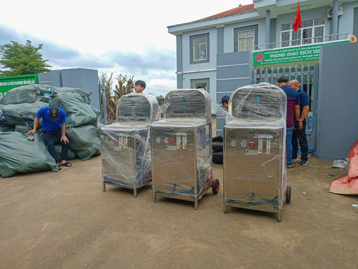 Cung cấp nước sạch giúp người dân vùng lũ Đắk Lắk phòng ngừa dịch bệnh- Ảnh 3.