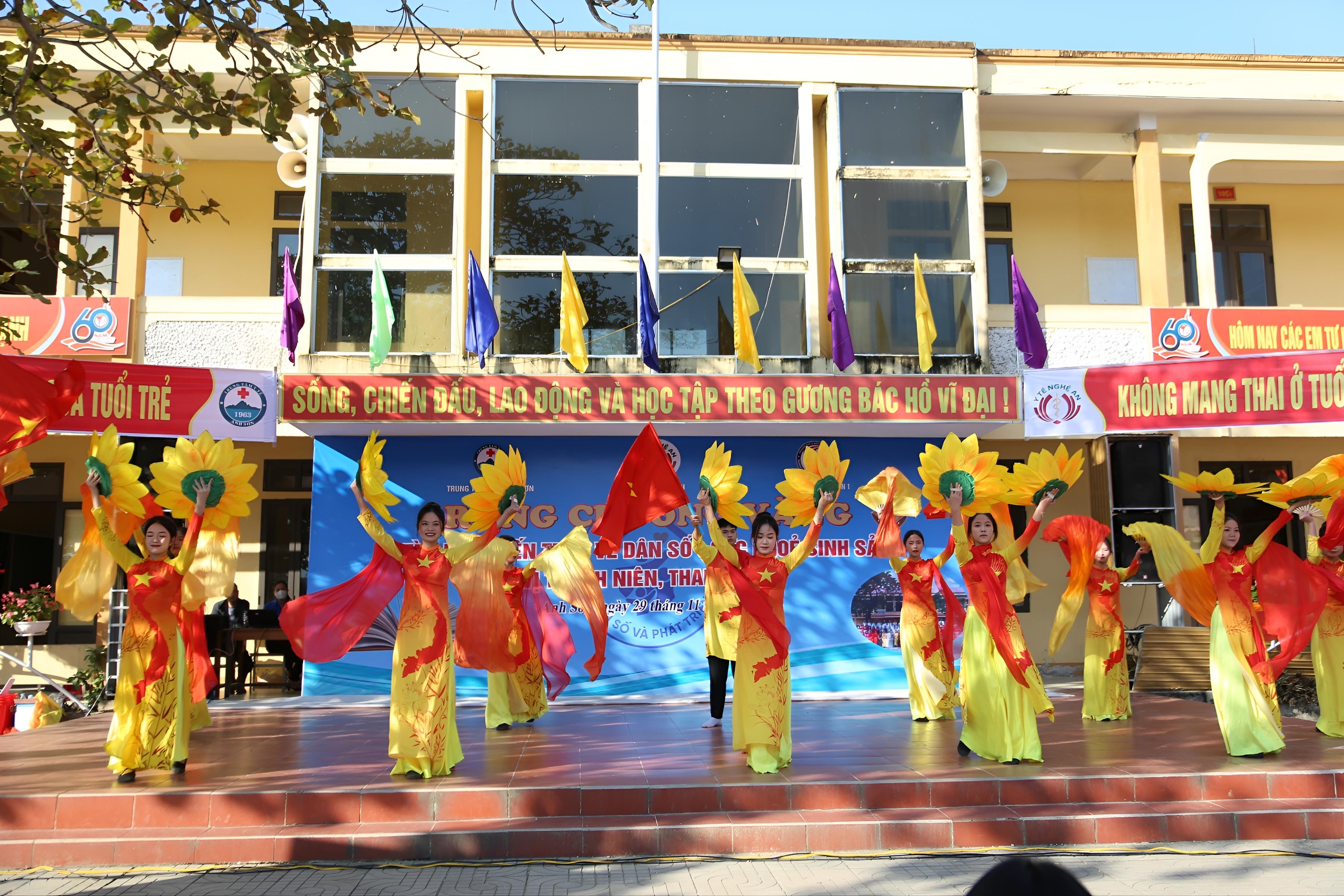 Cuộc thi Rung chuông vàng nâng cao kiến thức bảo vệ thế hệ trẻ tại Trường THPT Anh Sơn - Ảnh 3.