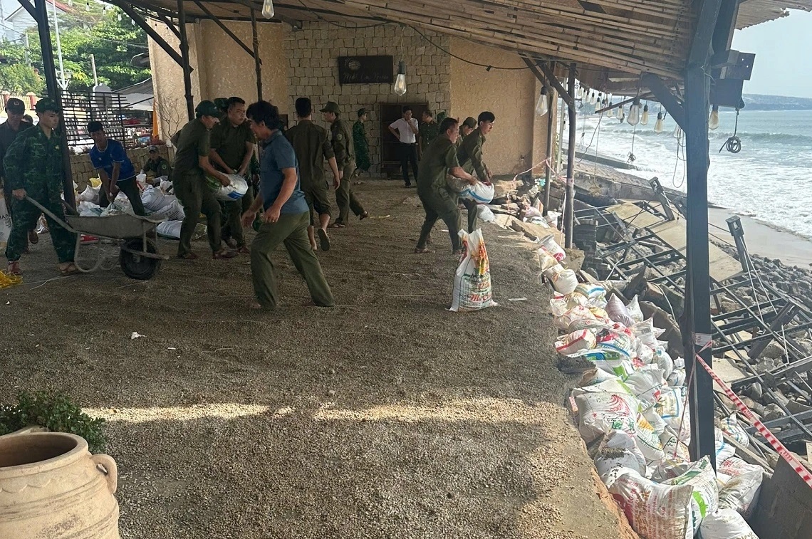 Kè biển Mũi Né sạt lở nghiêm trọng, kiến nghị công bố tình huống khẩn cấp- Ảnh 1.