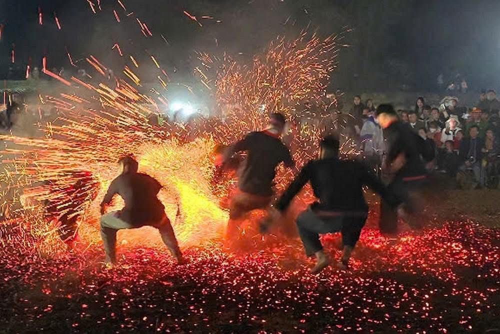 Về Tuyên Quang xem Lễ hội Nhảy lửa (Pút Tồng) đặc sắc của người Pà Thẻn - Ảnh 1. Về Tuyên Quang xem Lễ hội Nhảy lửa (Pút Tồng) đặc sắc của người Pà Thẻn - Ảnh 1.