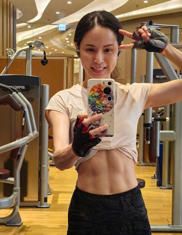 Ngỡ ngàng với sắc vóc ở tuổi 59 của 'Tiểu Long Nữ đẹp nhất màn ảnh' - Ảnh 4.