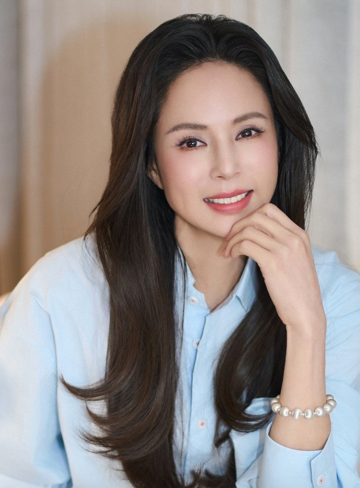 Ngỡ ngàng với sắc vóc ở tuổi 59 của 'Tiểu Long Nữ đẹp nhất màn ảnh' - Ảnh 1.