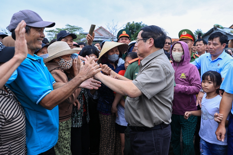 Thủ tướng trực tiếp thăm vùng lũ Đắk Lắk, chỉ đạo khẩn trương ổn định đời sống nhân dân- Ảnh 3.