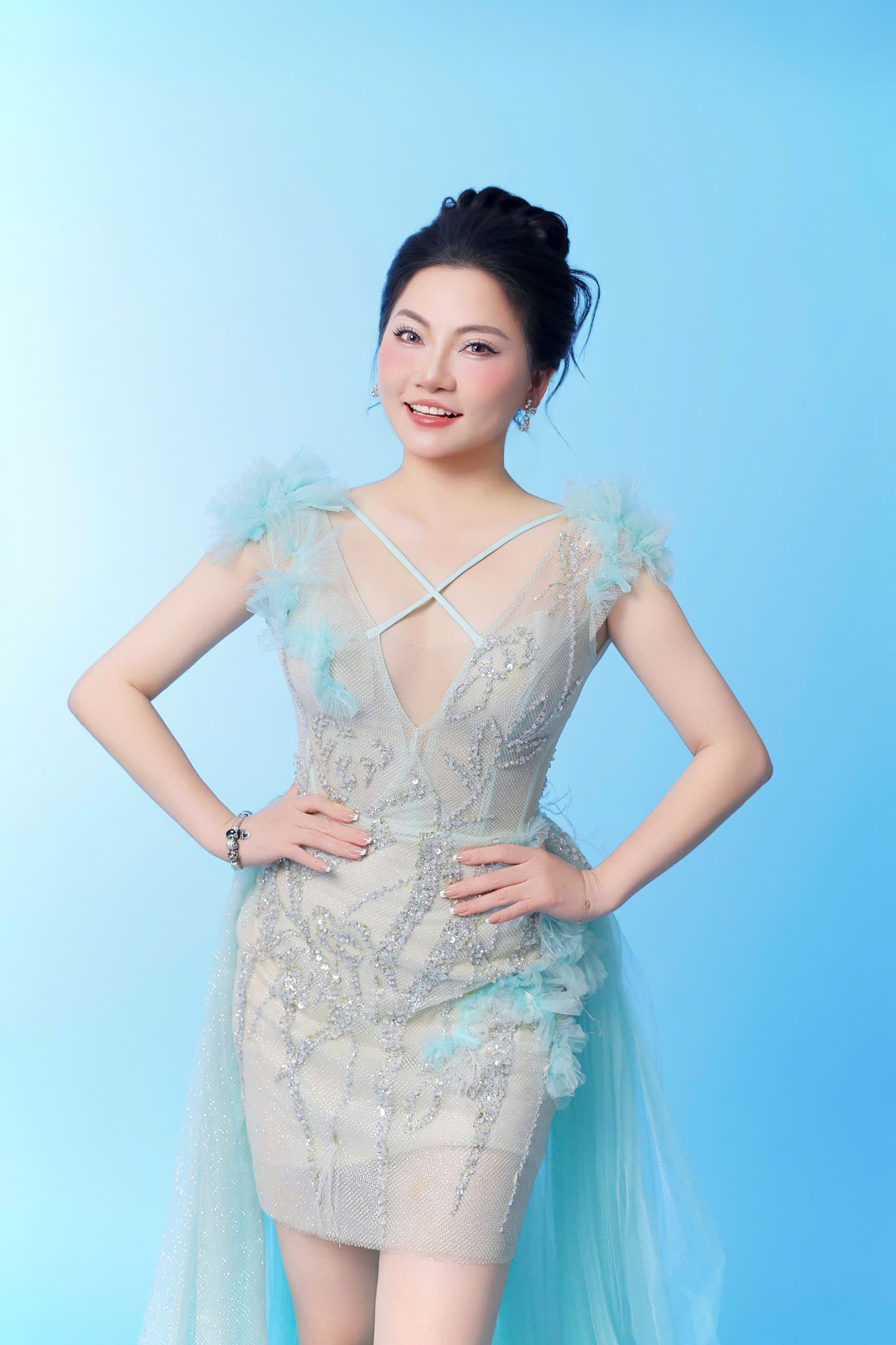 Mối quan hệ đặc biệt của NSƯT Việt Hoàn và Đại uý, ca sĩ Thu Hường - Ảnh 2.