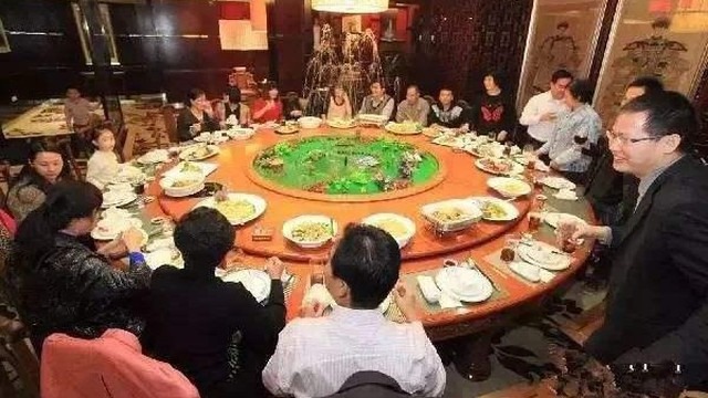 Đi họp lớp bị khinh thường, cú quẹt thẻ cuối cùng của người đàn ông khiến cả bàn cúi đầu xấu hổ - Ảnh 1.