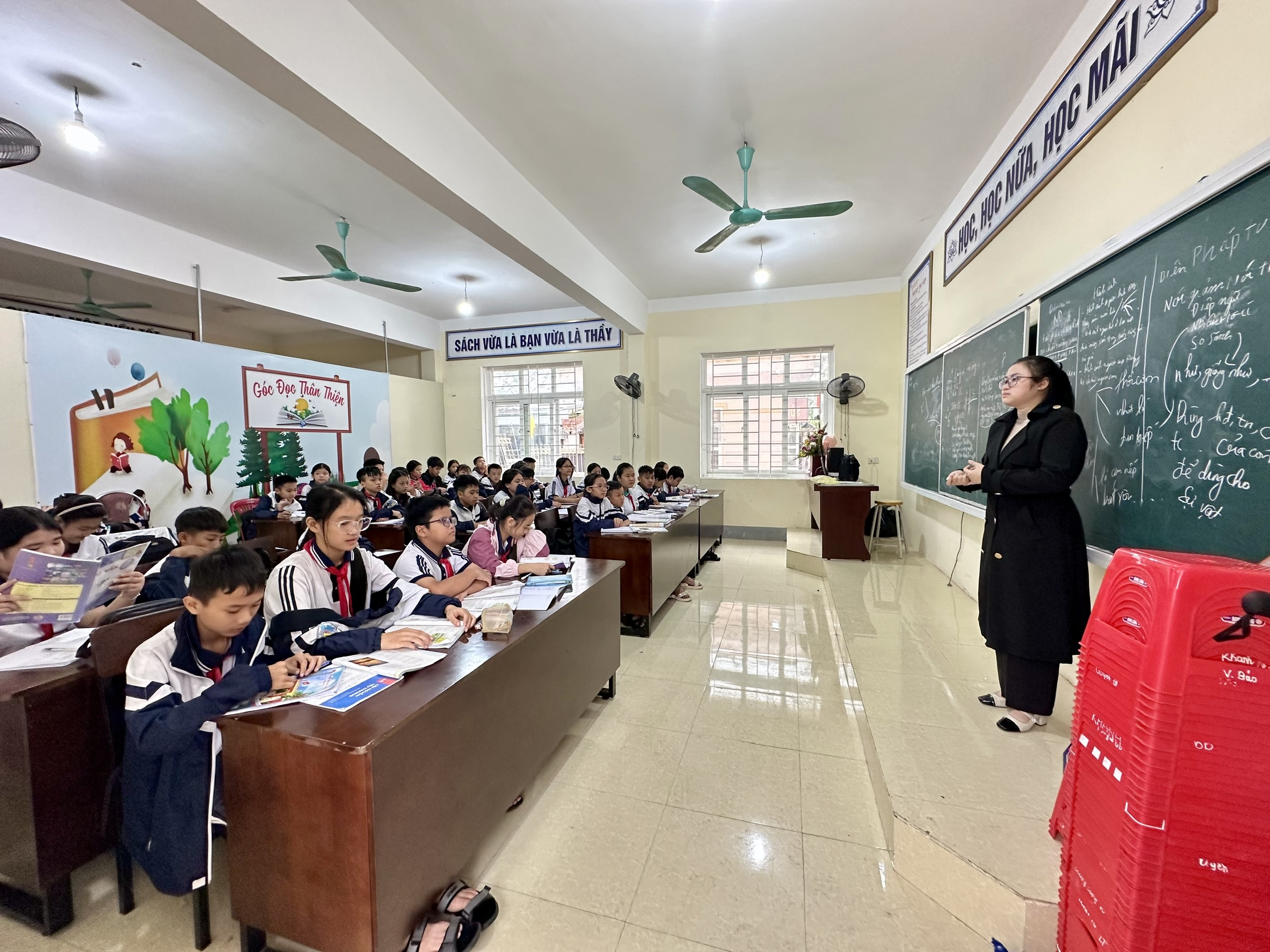 Trường tiền tỷ phơi mưa nắng vì thiếu phòng học - Ảnh 2.