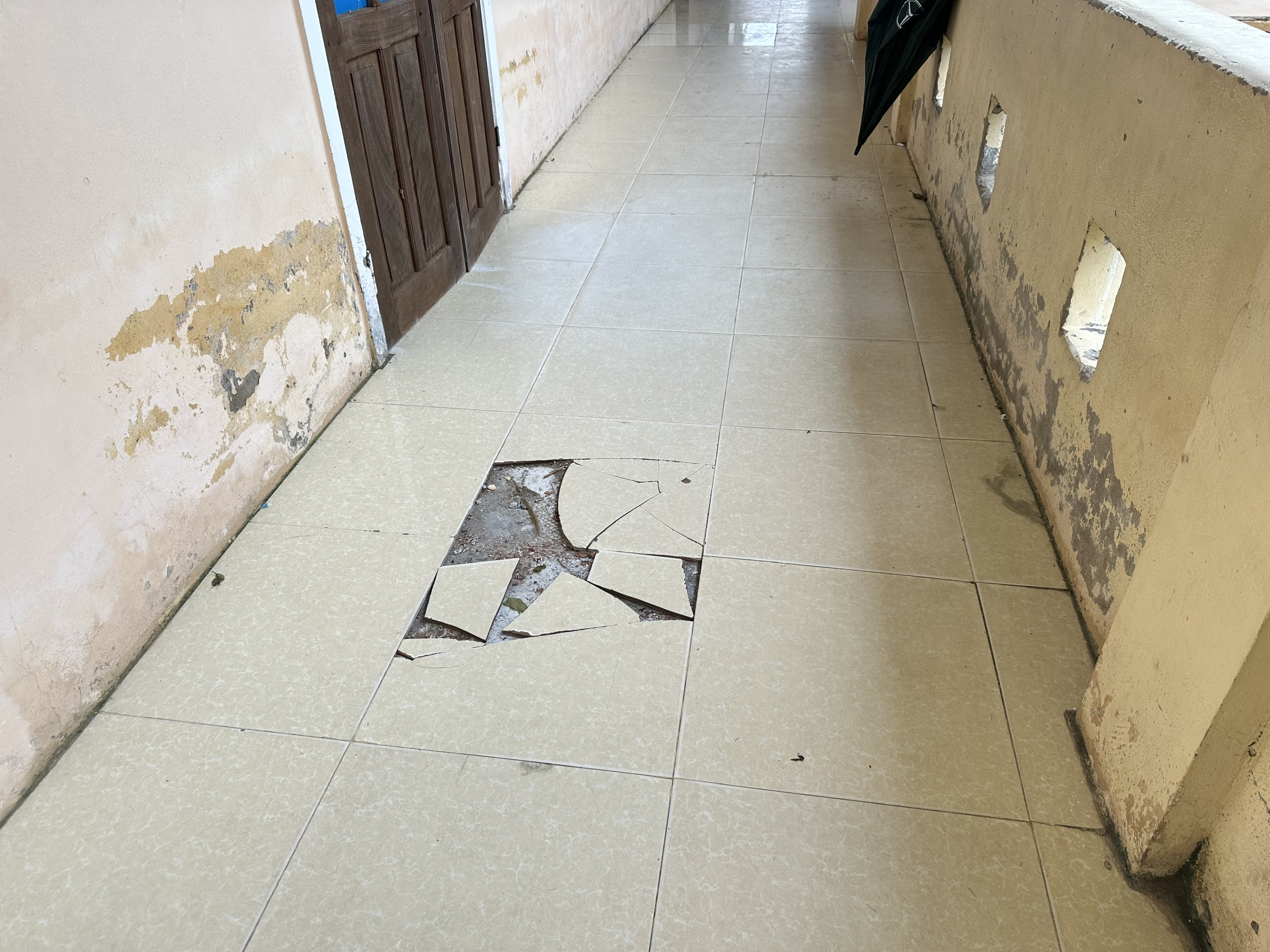 Trường tiền tỷ phơi mưa nắng vì thiếu phòng học - Ảnh 4.