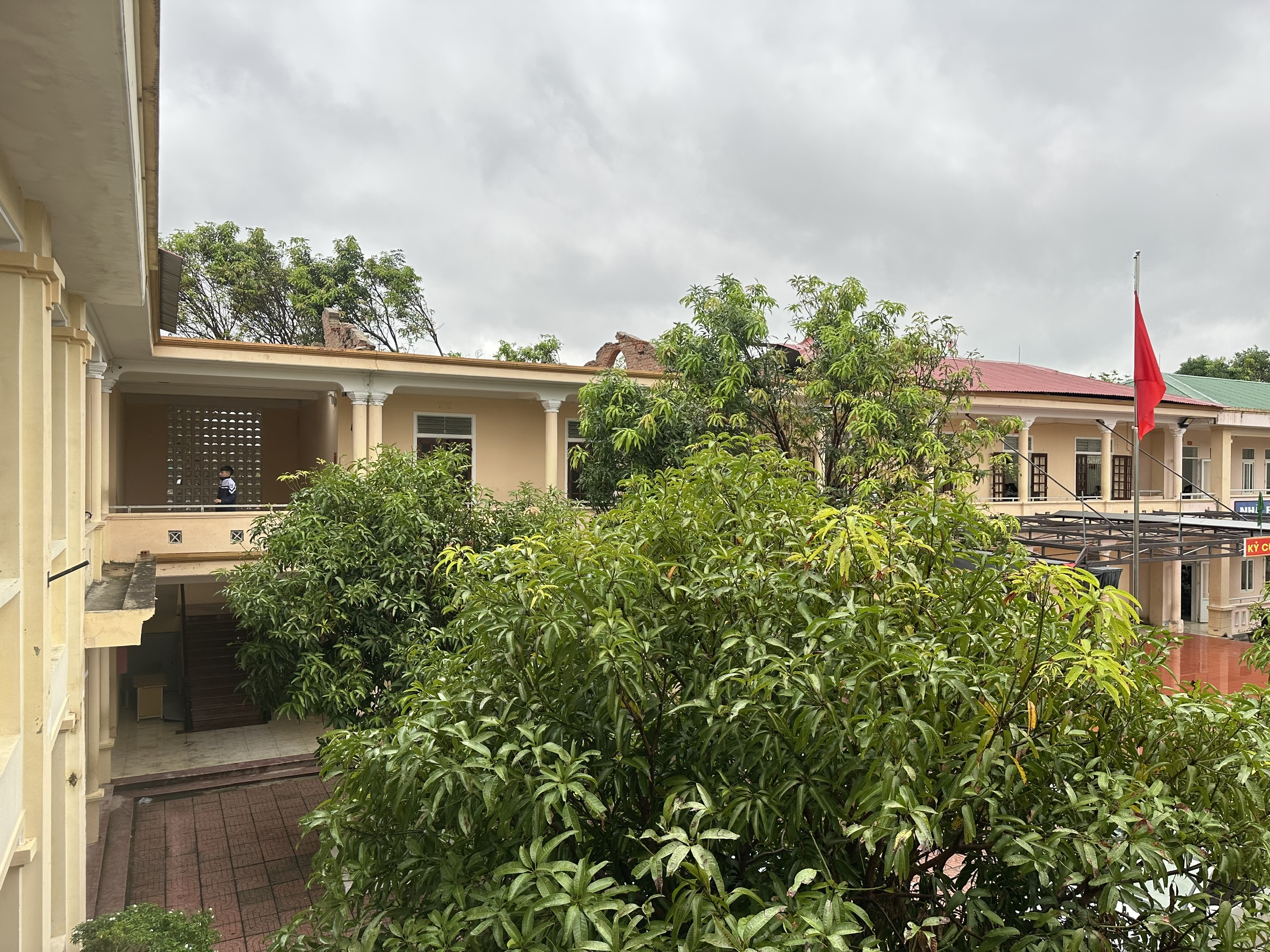 Trường tiền tỷ phơi mưa nắng vì thiếu phòng học - Ảnh 6.