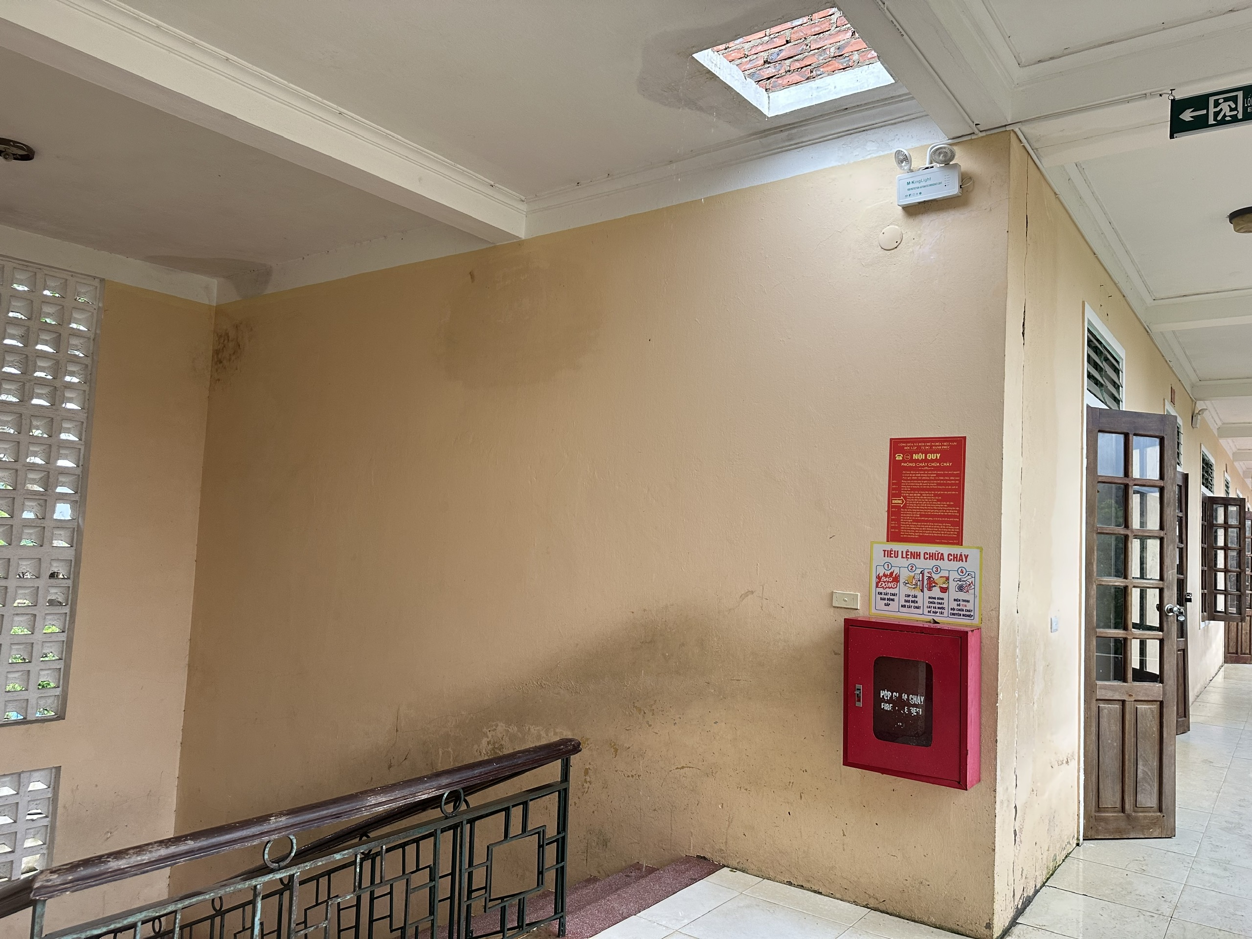 Trường tiền tỷ phơi mưa nắng vì thiếu phòng học - Ảnh 5.