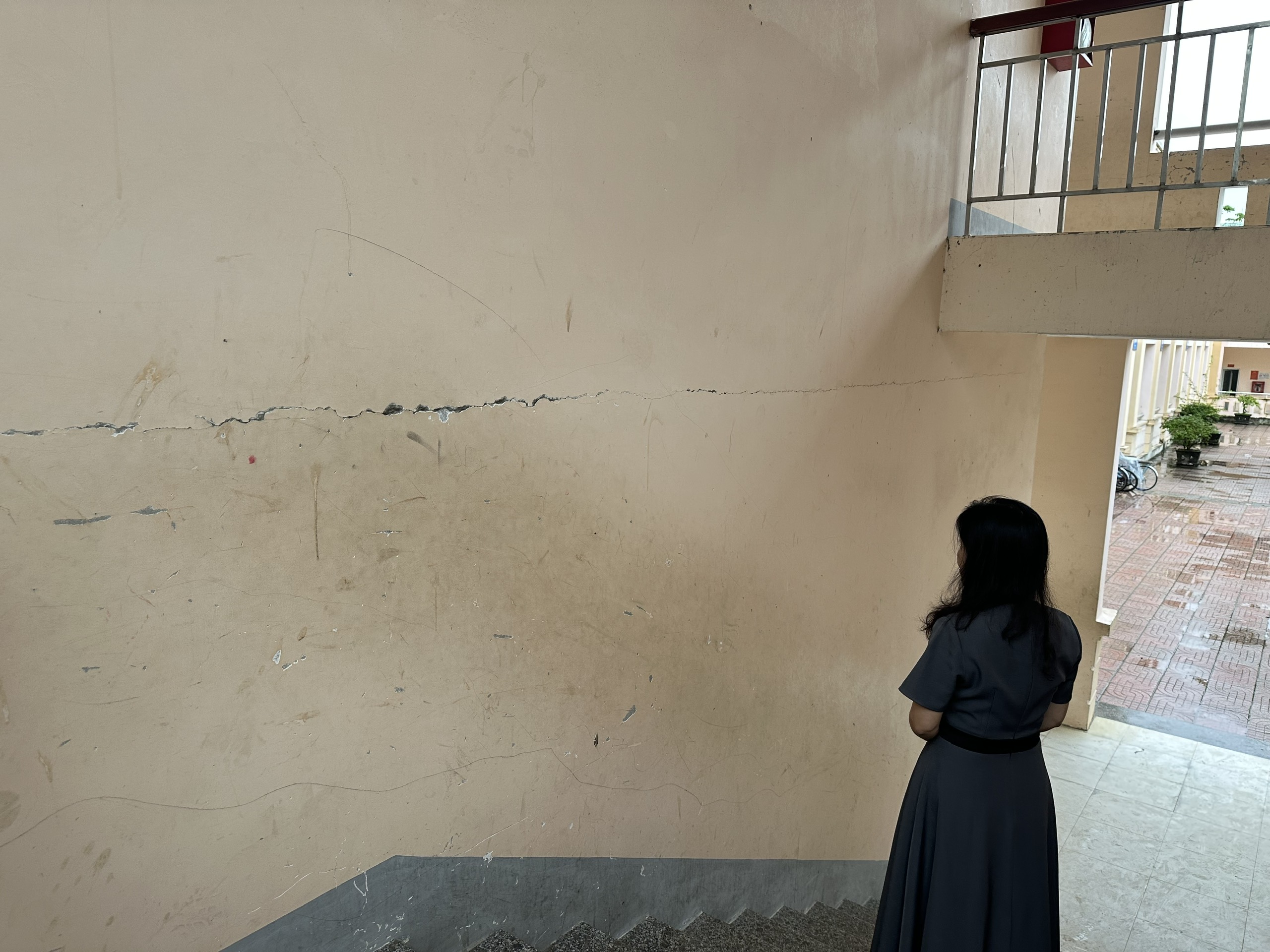 Trường tiền tỷ phơi mưa nắng vì thiếu phòng học - Ảnh 3.