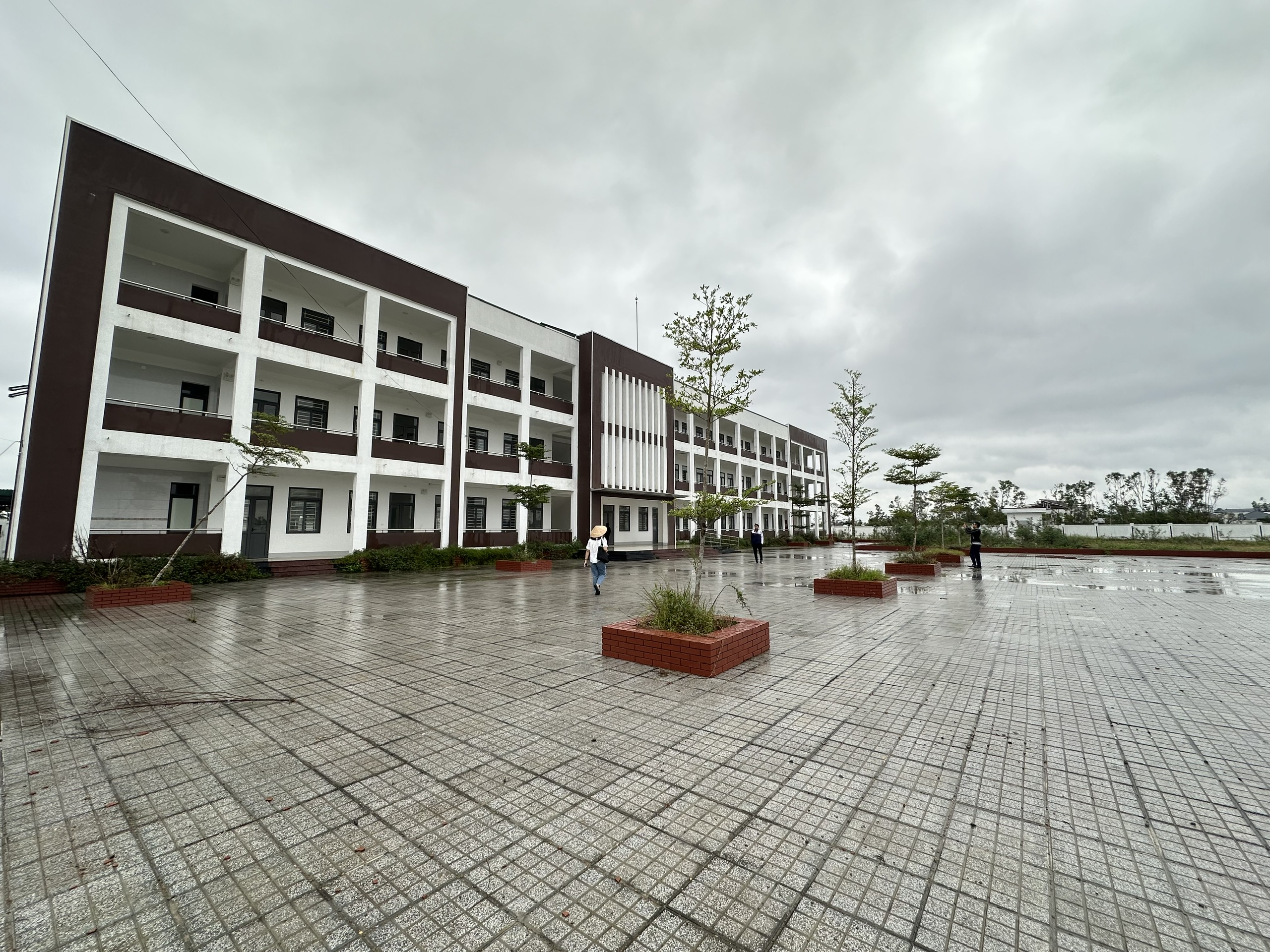 Trường tiền tỷ phơi mưa nắng vì thiếu phòng học - Ảnh 7.