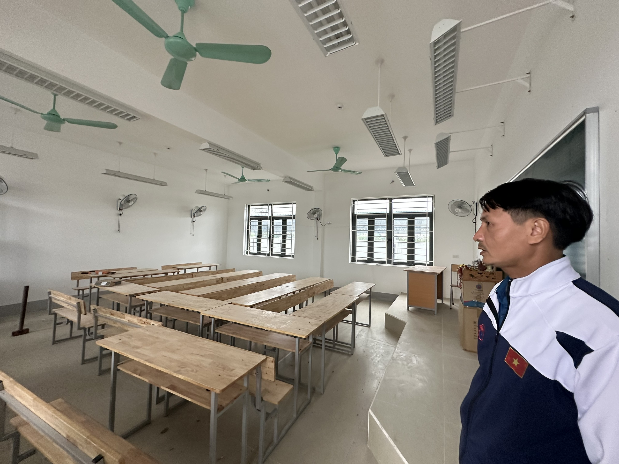 Trường tiền tỷ phơi mưa nắng vì thiếu phòng học - Ảnh 8.