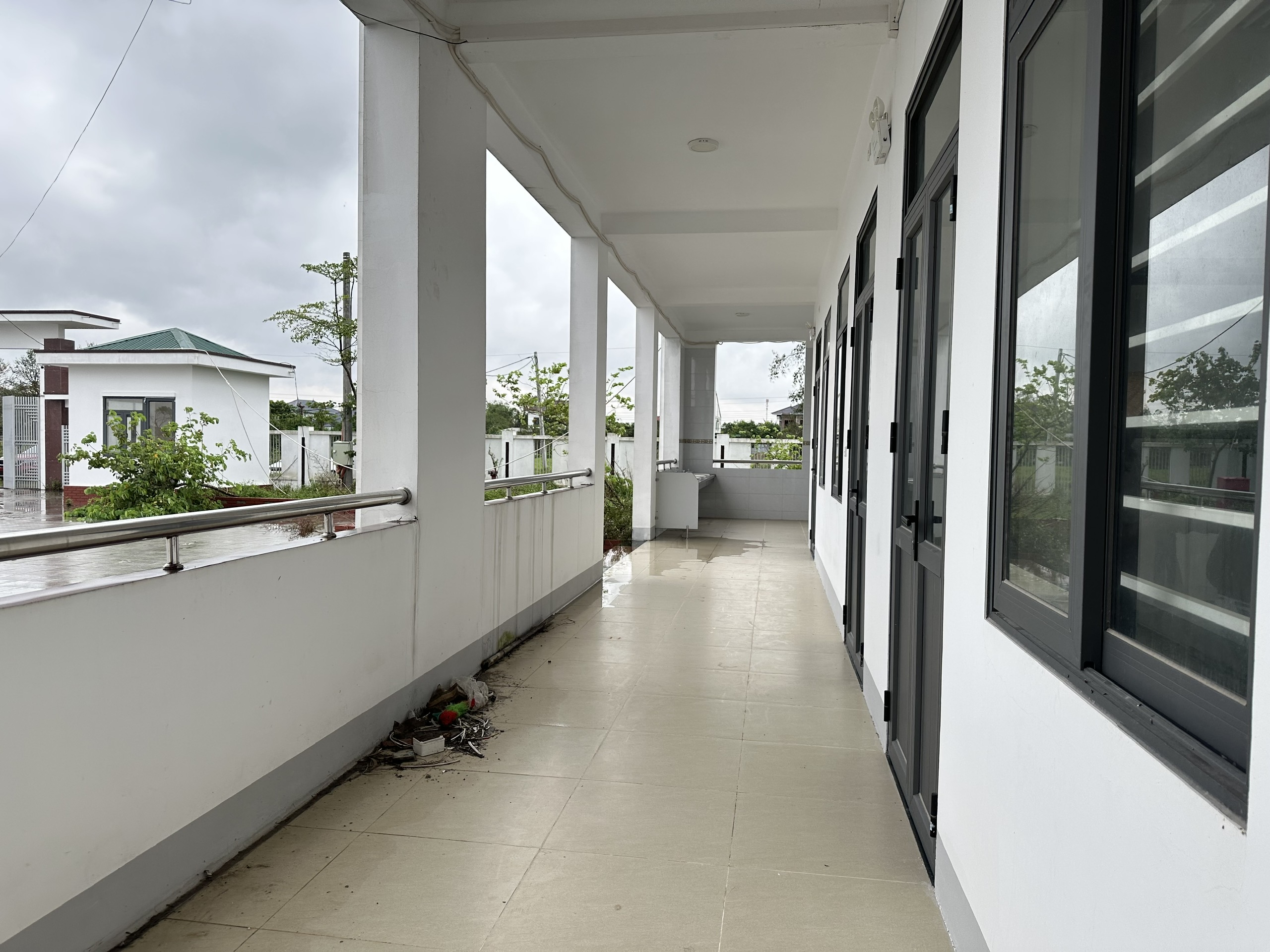 Trường tiền tỷ phơi mưa nắng vì thiếu phòng học - Ảnh 9.