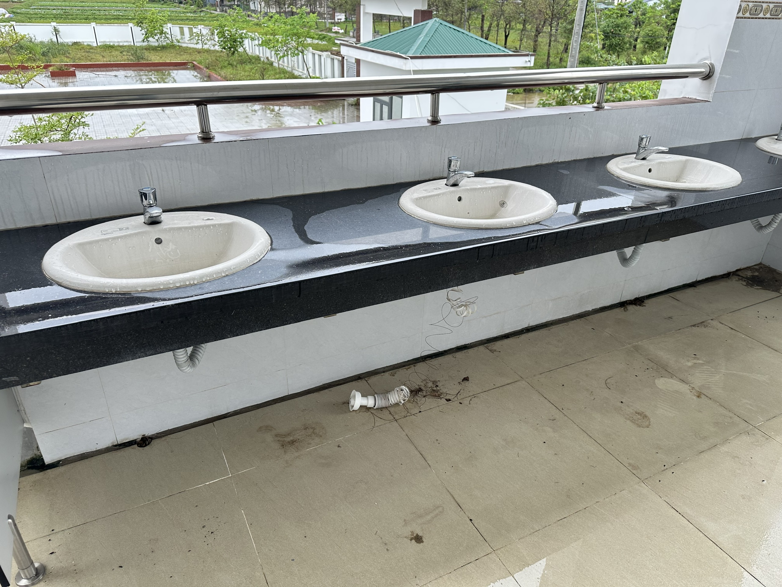 Trường tiền tỷ phơi mưa nắng vì thiếu phòng học - Ảnh 10.