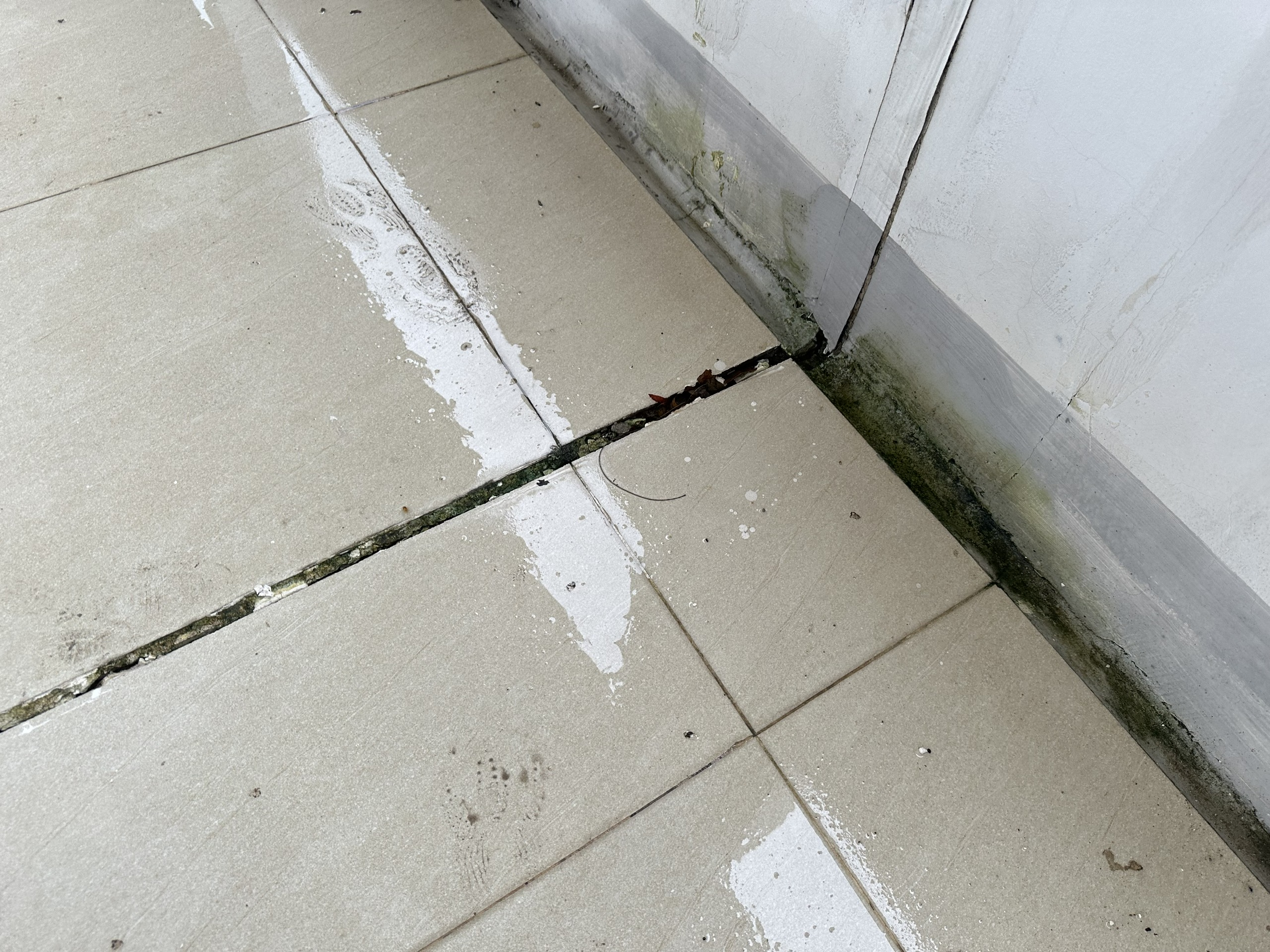 Trường tiền tỷ phơi mưa nắng vì thiếu phòng học - Ảnh 11.