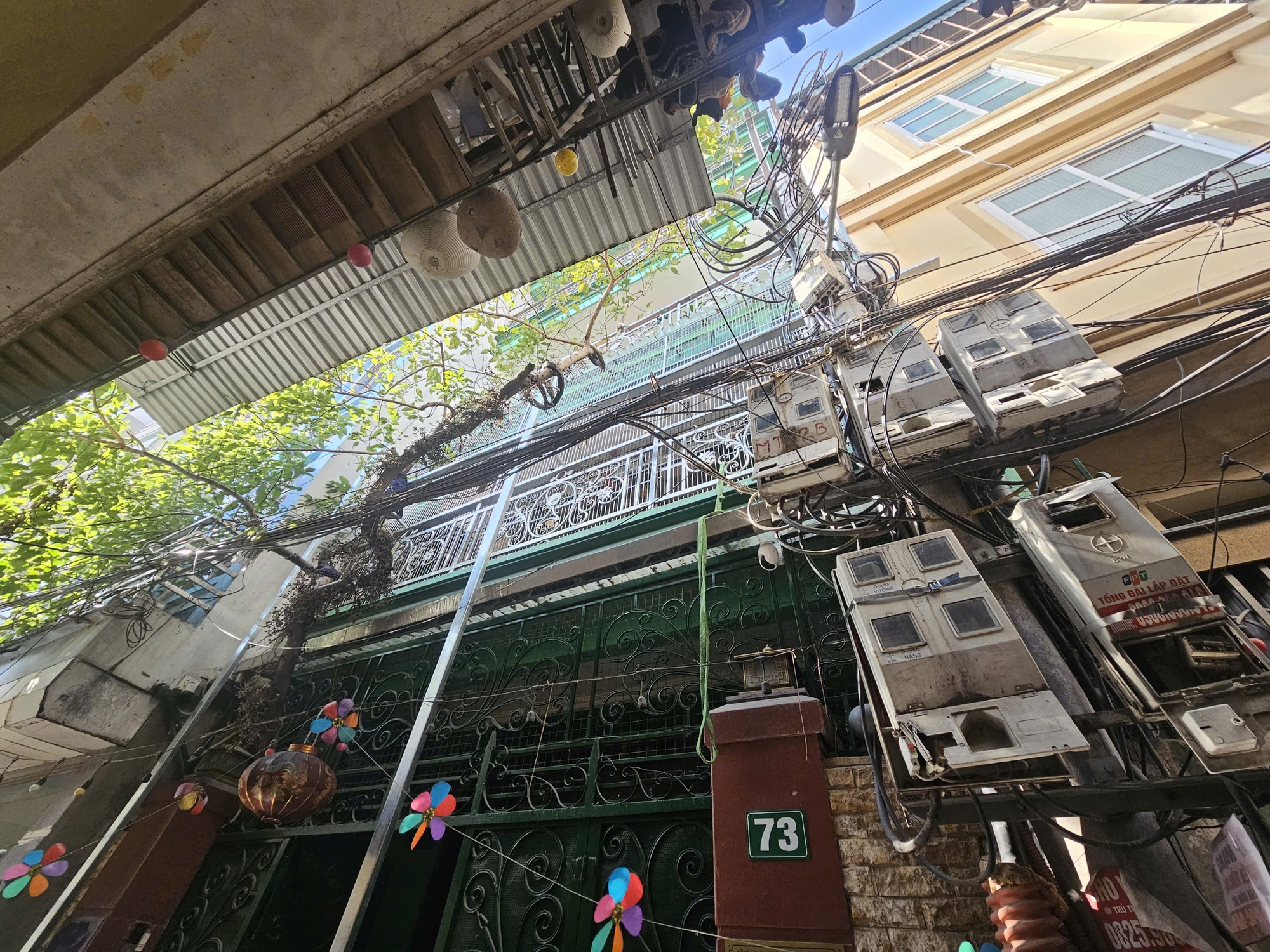 Hà Nội: Cháy nhà trong ngõ nhỏ, lực lượng chức năng  kéo vòi chữa cháy hàng trăm mét để dập lửa - Ảnh 1.