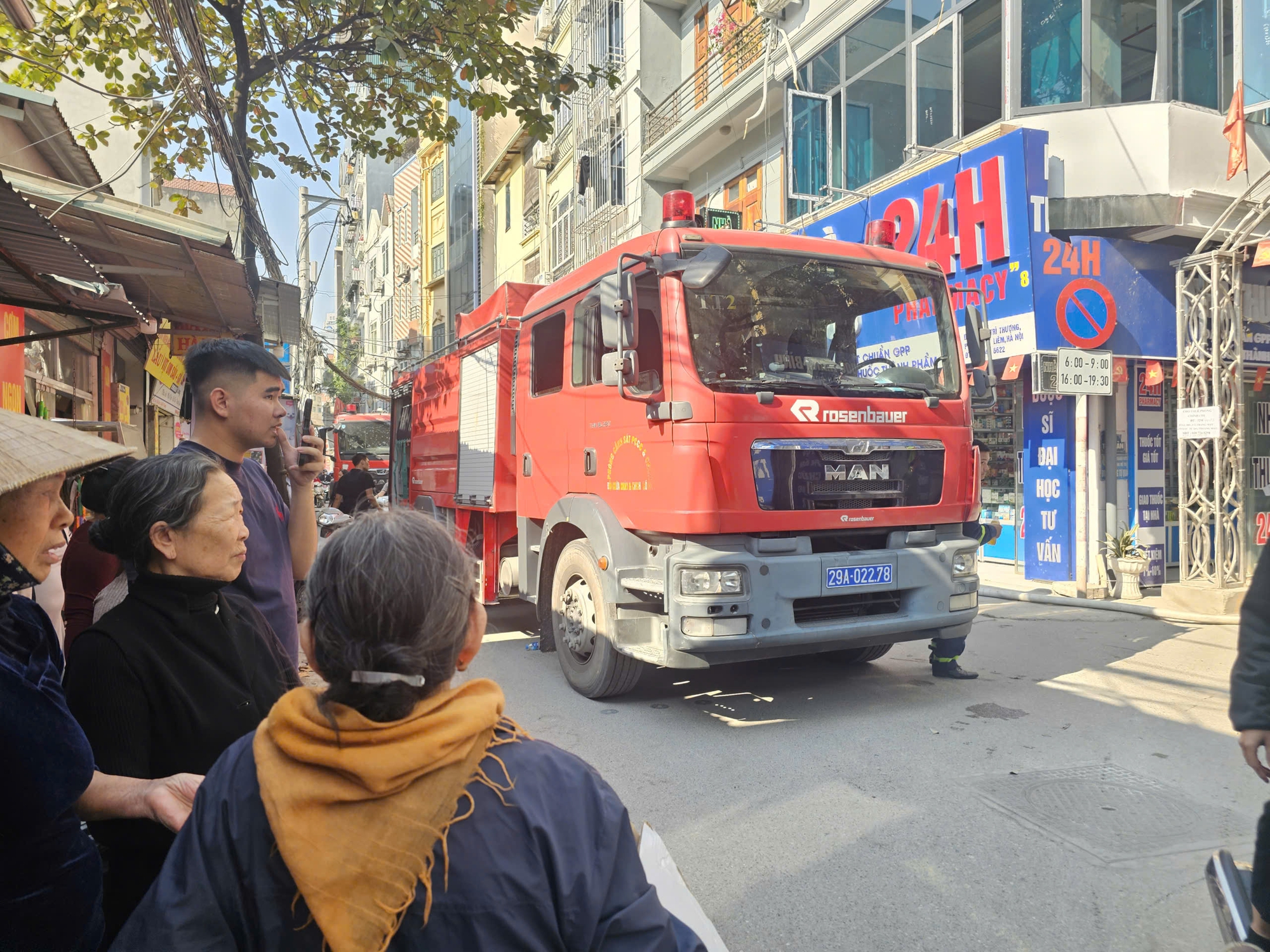 Hà Nội: Cháy nhà trong ngõ nhỏ, lực lượng chức năng  kéo vòi chữa cháy hàng trăm mét để dập lửa - Ảnh 2.