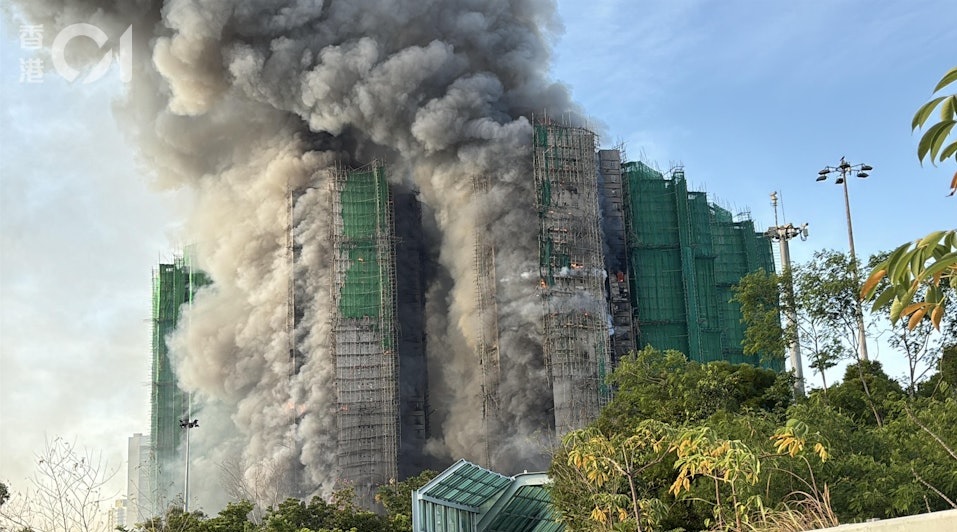 Sống sót qua 15 giờ địa ngục trong thảm kịch cháy chung cư Hồng Kông - Ảnh 2.