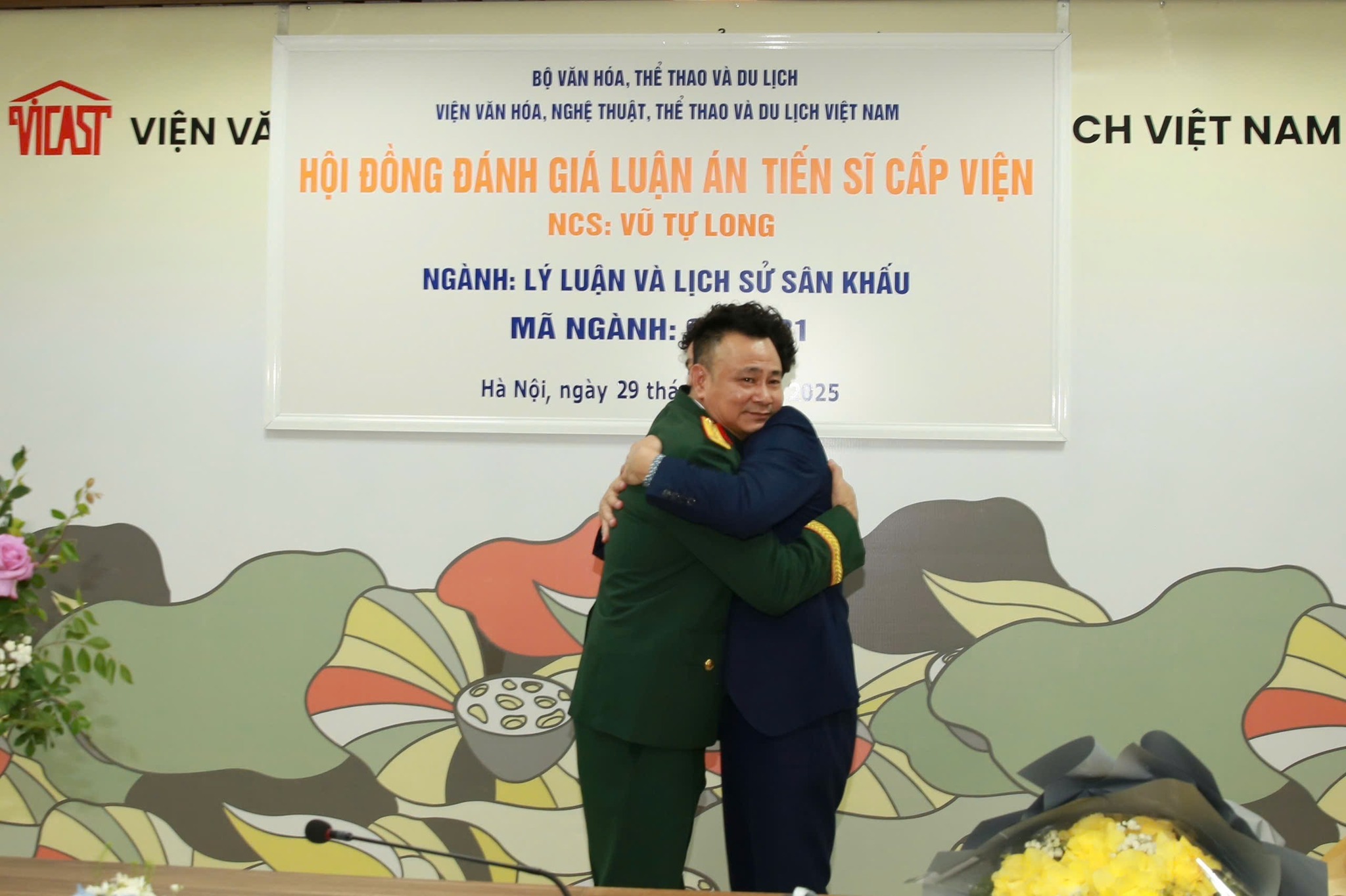 NSND Xuân Bắc mừng bạn thân – NSND Tự Long bảo vệ thành công luận án Tiến sĩ - Ảnh 2.