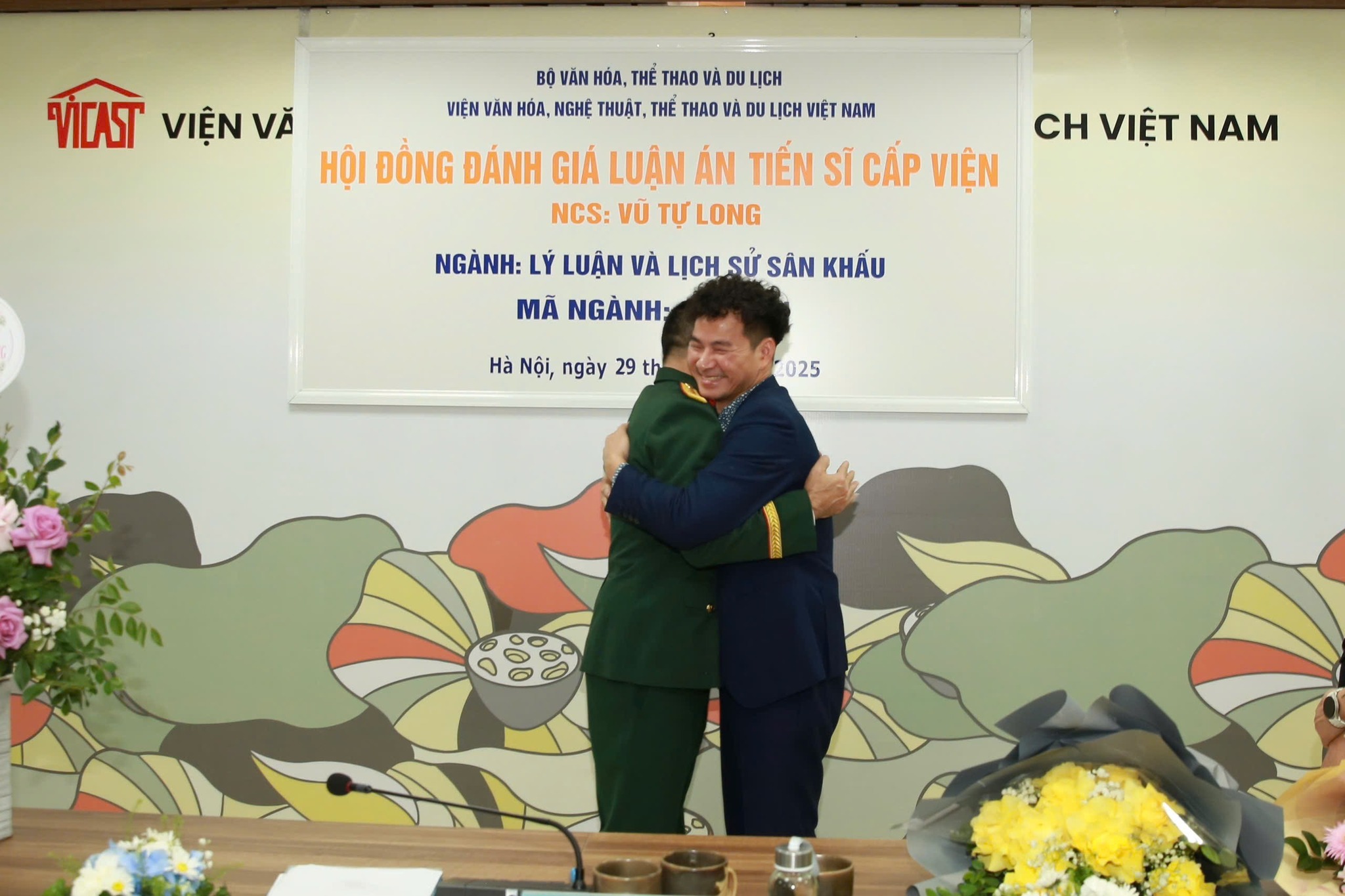 NSND Xuân Bắc mừng bạn thân – NSND Tự Long bảo vệ thành công luận án Tiến sĩ - Ảnh 3.