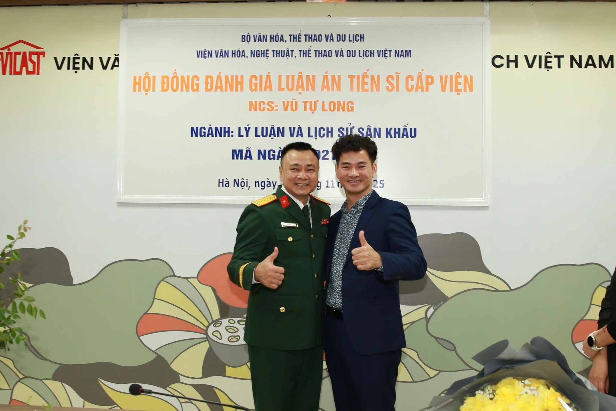 NSND Xuân Bắc mừng bạn thân – NSND Tự Long bảo vệ thành công luận án Tiến sĩ - Ảnh 4.