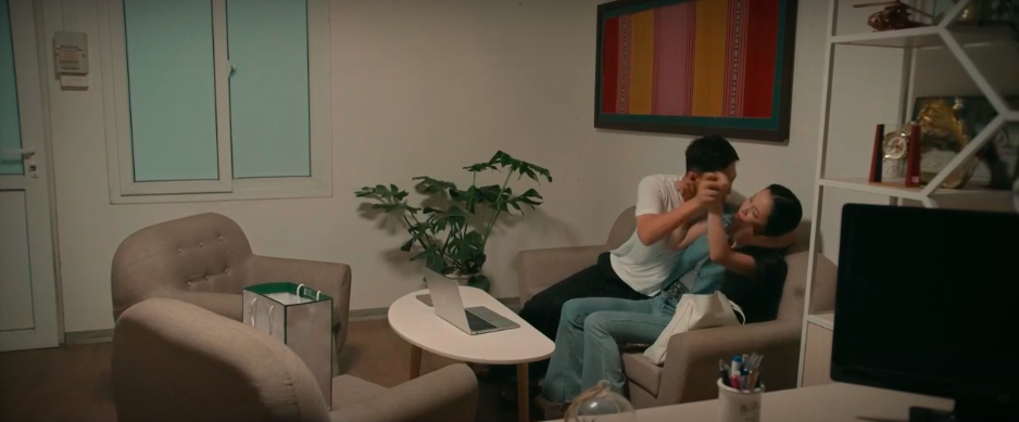 Nữ diễn viên Ngọc Trâm gây tranh cãi với vai diễn trong phim ' Cách em một milimet ' - Ảnh 1.