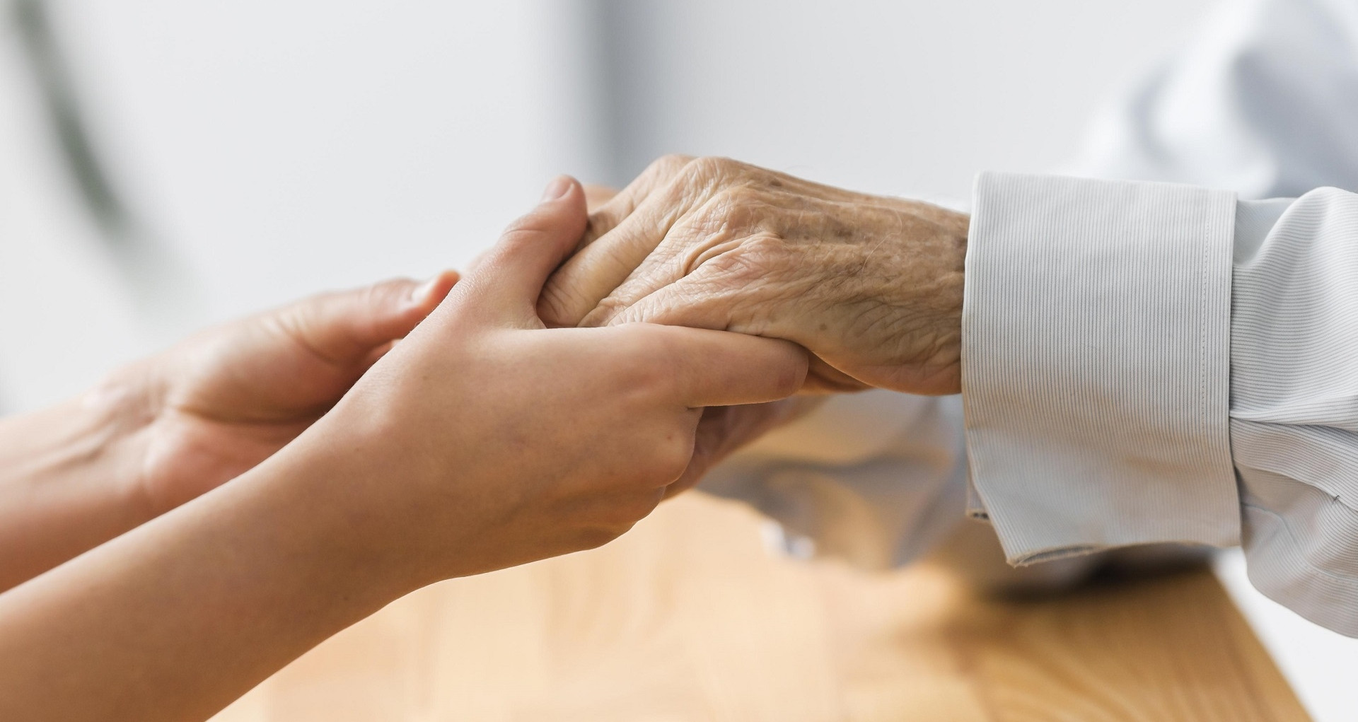 Rời phòng sinh, con dâu bật khóc nhận chiếc khăn tay mẹ chồng đưa