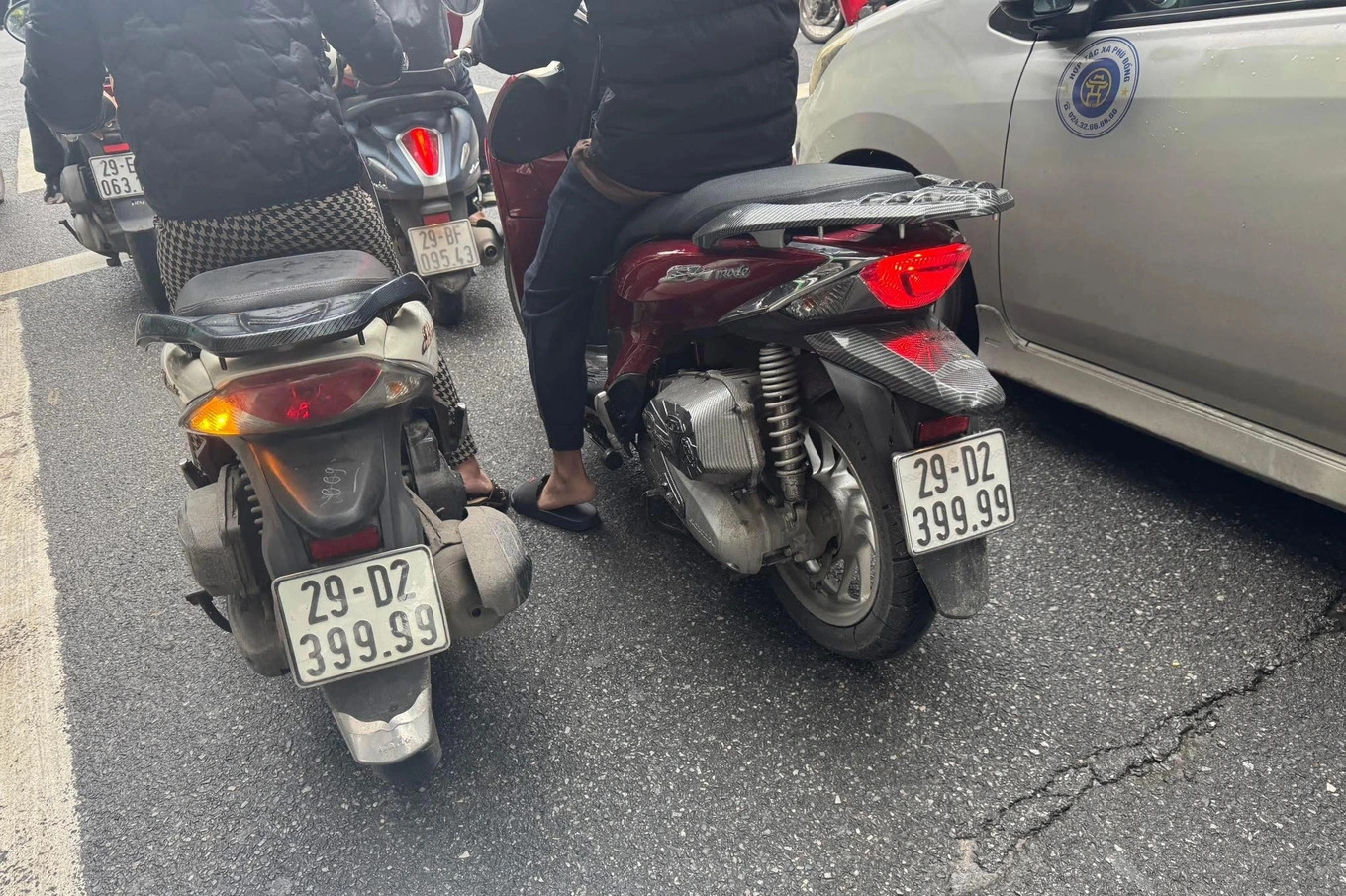 Xôn xao 2 xe máy có chung biển số 'tứ quý 9' lăn bánh trên phố Hà Nội - Ảnh 1.