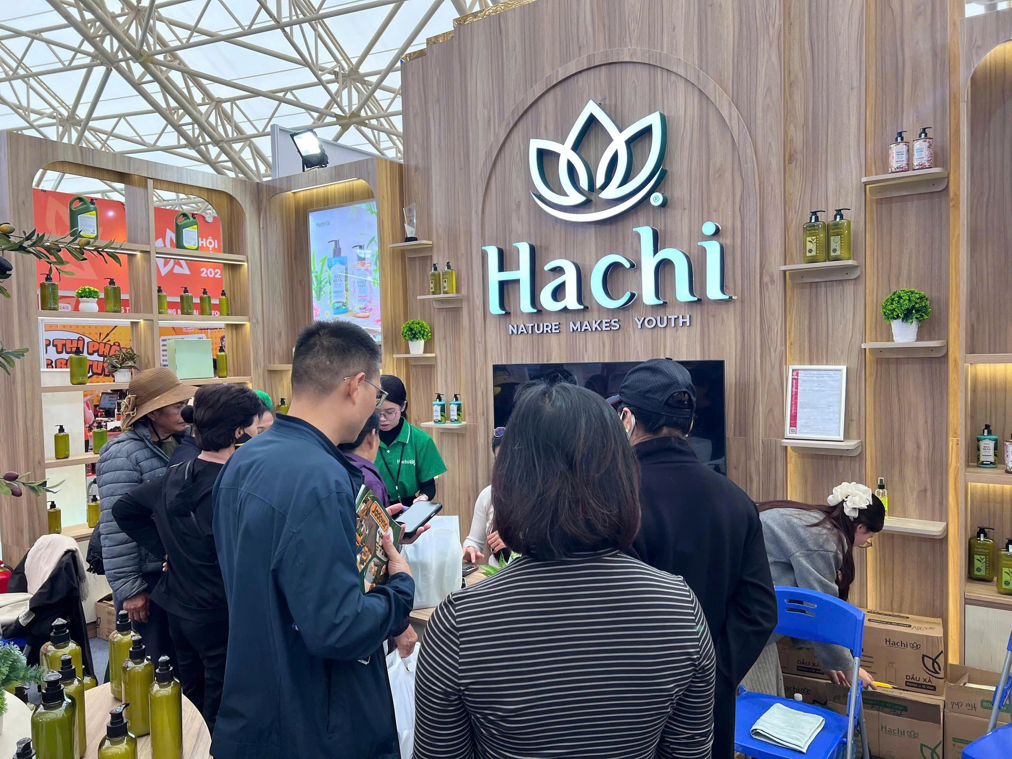 Hội chợ Mùa Thu 2025: Người tiêu dùng săn ưu đãi và bảo vệ quyền lợi - Ảnh 4. Hội chợ Mùa Thu 2025: Người tiêu dùng săn ưu đãi và bảo vệ quyền lợi - Ảnh 4.