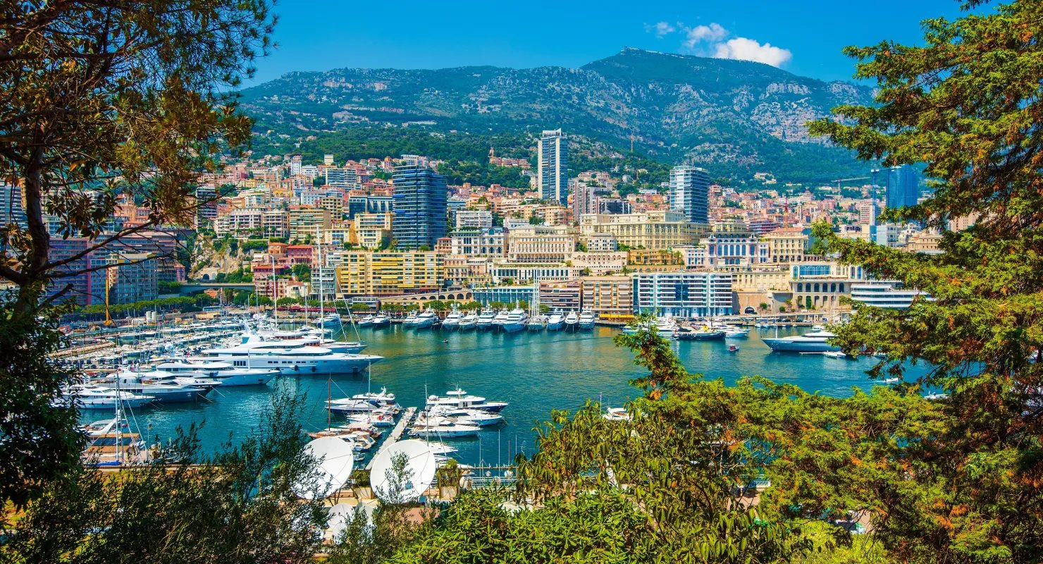 Đất nước rộng chưa bằng nửa Hồ Tây nhưng &quot;cứ ra ngõ là gặp triệu phú USD&quot; - Ảnh 1.