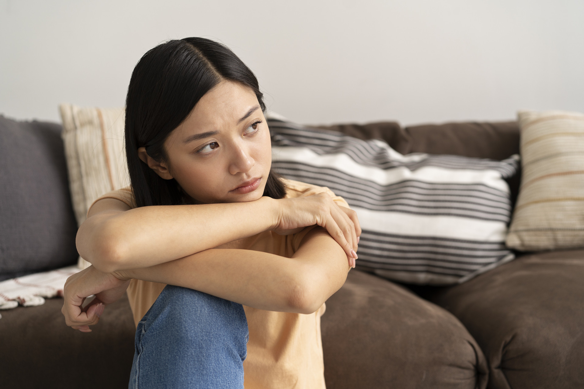 Mẹ mất sớm, bố tù tội, cô gái bật khóc khi nghe mẹ bạn trai nói một câu - Ảnh 2.