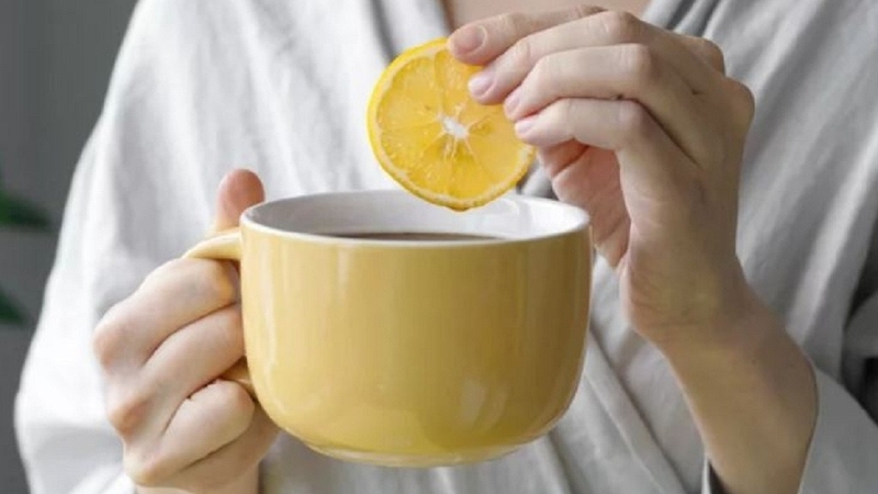 Cách uống nước chanh ấm vào buổi sáng giúp thải độc, giảm cân và làm đẹp da hiệu quả nhất - Ảnh 1. Cách uống nước chanh ấm vào buổi sáng giúp thải độc, giảm cân và làm đẹp da hiệu quả nhất - Ảnh 1.