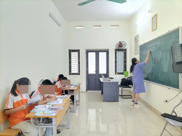 Chuyện ở nơi hồi sinh những mảnh đời bị 'lãng quên' vì căn bệnh thế kỷ (2): Trăn trở về con đường đến trường của những đứa trẻ có H - Ảnh 3.