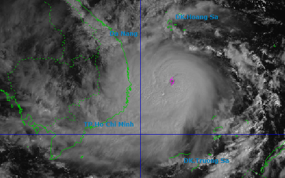 Tin bão mới nhất: Bão số 13 giật trên cấp 17 áp sát đất liền, khu vực nào miền Trung bị ảnh hưởng nhất?