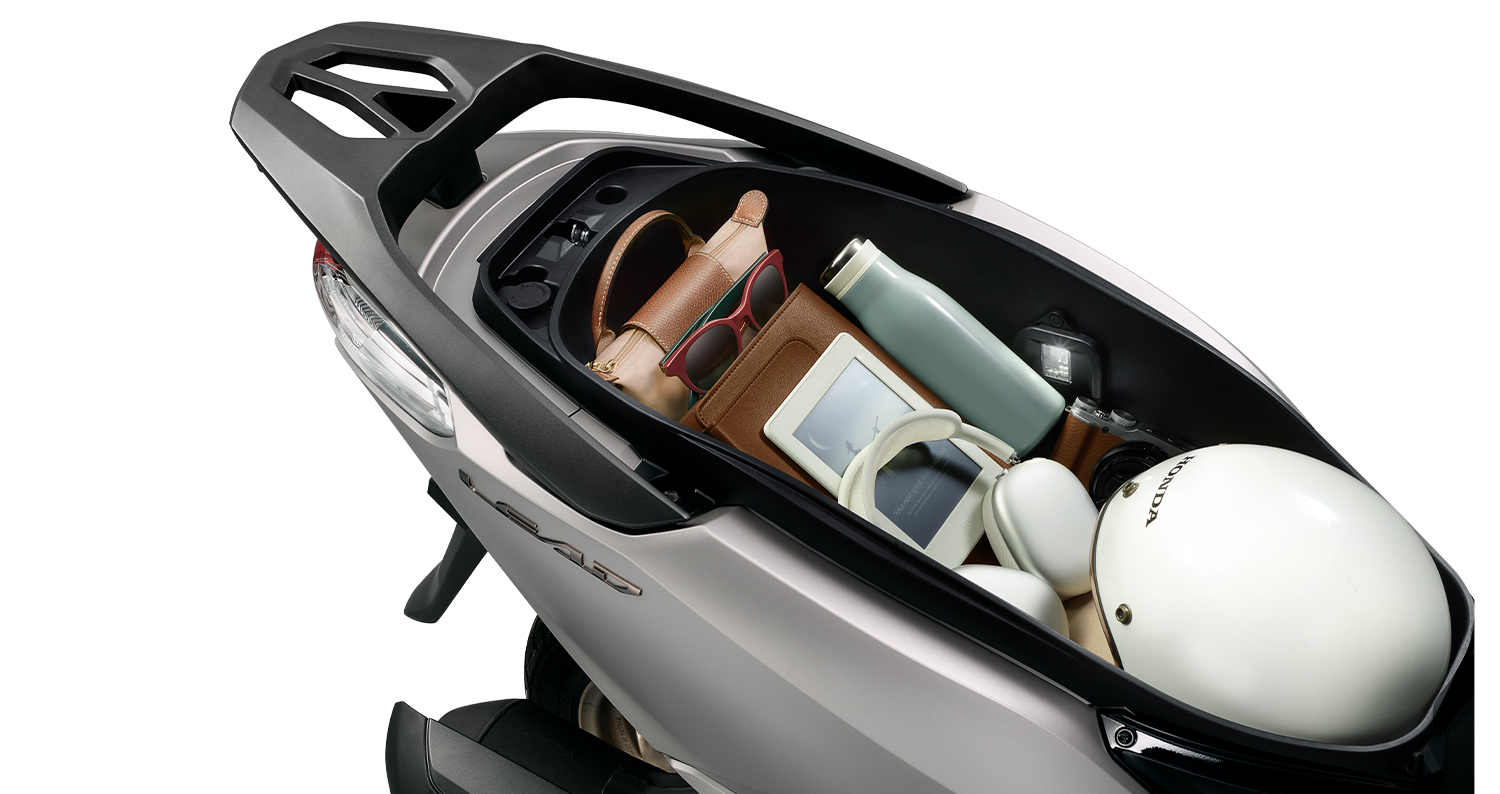 Trải nghiệm xe ga Honda Lead 2026 giá 40,29 triệu đồng ở Việt Nam đẹp long lanh, cốp siêu rộng, phanh ABS, trang bị chẳng kém SH - Ảnh 4. Trải nghiệm xe ga Honda Lead 2026 giá 40,29 triệu đồng ở Việt Nam đẹp long lanh, cốp siêu rộng, phanh ABS, trang bị chẳng kém SH - Ảnh 4.