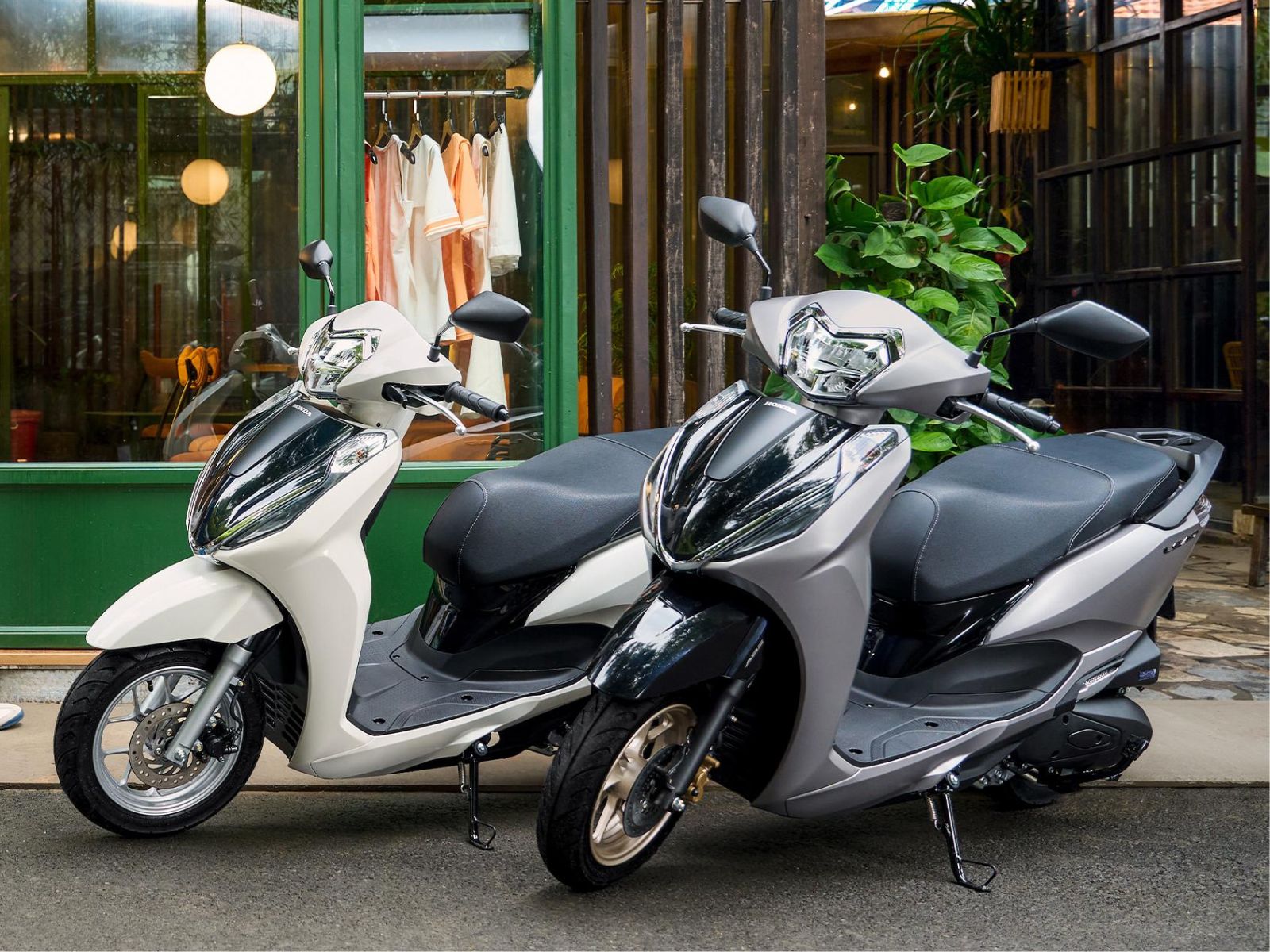 Trải nghiệm xe ga Honda Lead 2026 giá 40,29 triệu đồng ở Việt Nam đẹp long lanh, cốp siêu rộng, phanh ABS, trang bị chẳng kém SH - Ảnh 2. Trải nghiệm xe ga Honda Lead 2026 giá 40,29 triệu đồng ở Việt Nam đẹp long lanh, cốp siêu rộng, phanh ABS, trang bị chẳng kém SH - Ảnh 2.