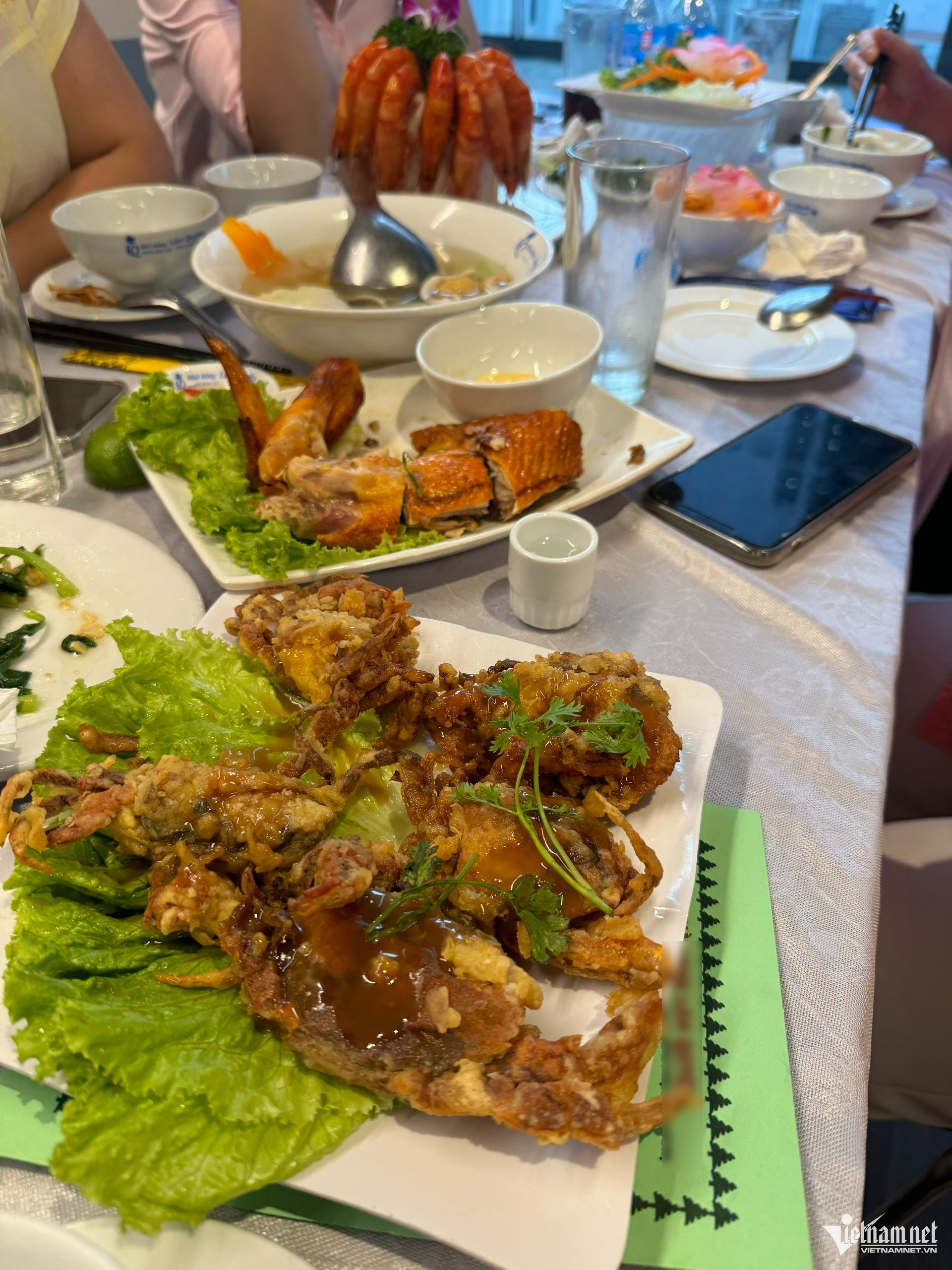 Đồng nghiệp 'né' đám cưới ở khách sạn vì sợ tốn kém, gửi tiền mừng gây sững sờ - Ảnh 2.