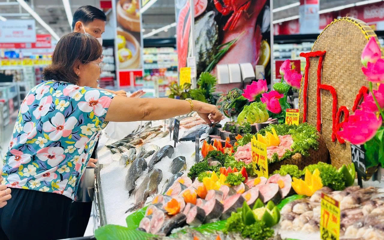 Ứng phó bão số 13, các ‘ông lớn’ bán lẻ đồng loạt giảm giá mạnh, tăng hàng thiết yếu phục vụ vùng chịu ảnh hưởng