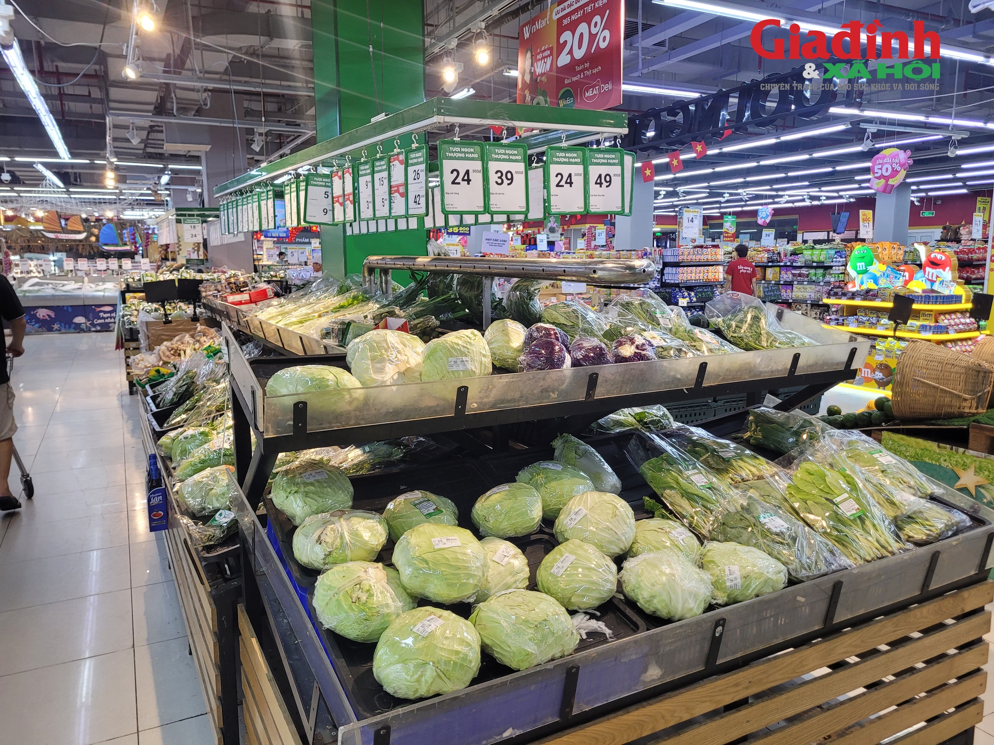 Vừa tăng nguồn hàng, các 'ông lớn' bán lẻ tăng khuyến mại để hỗ trợ người dân ứng phó bão số 13 - Ảnh 5.