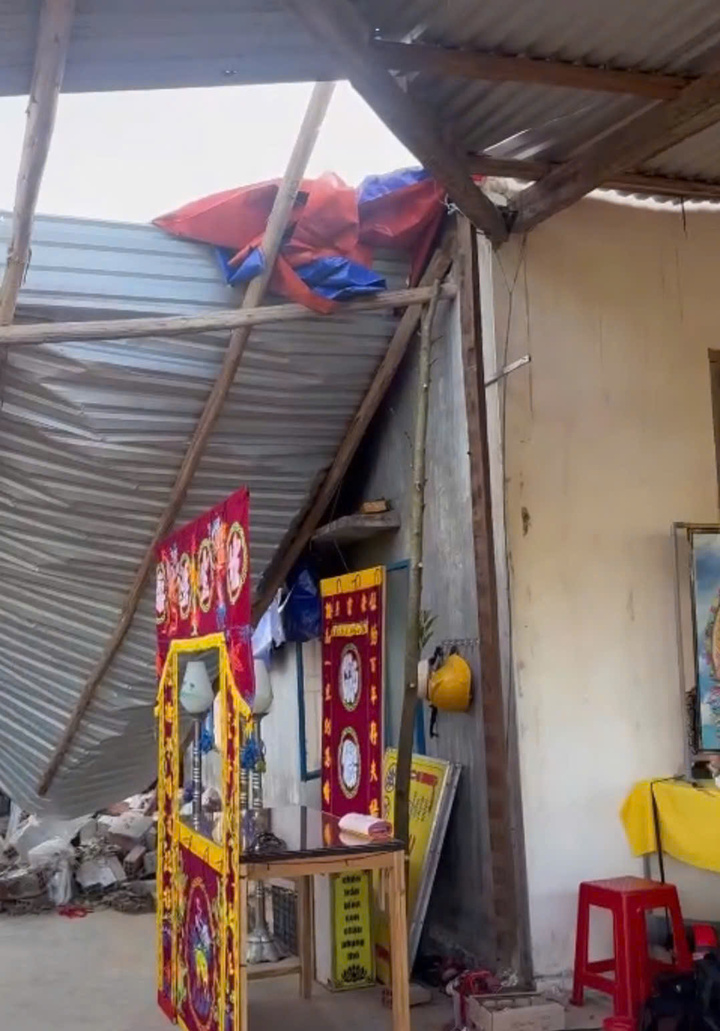 Vợ bất lực nhìn chồng bị tường đè tử vong trong cơn bão dữ - Ảnh 1.