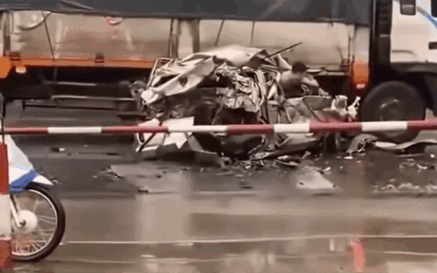 Ninh Bình: Xe ô tô con bị vò nát sau tai nạn, tài xế may mắn thoát ra khỏi xe "không một vết xước"