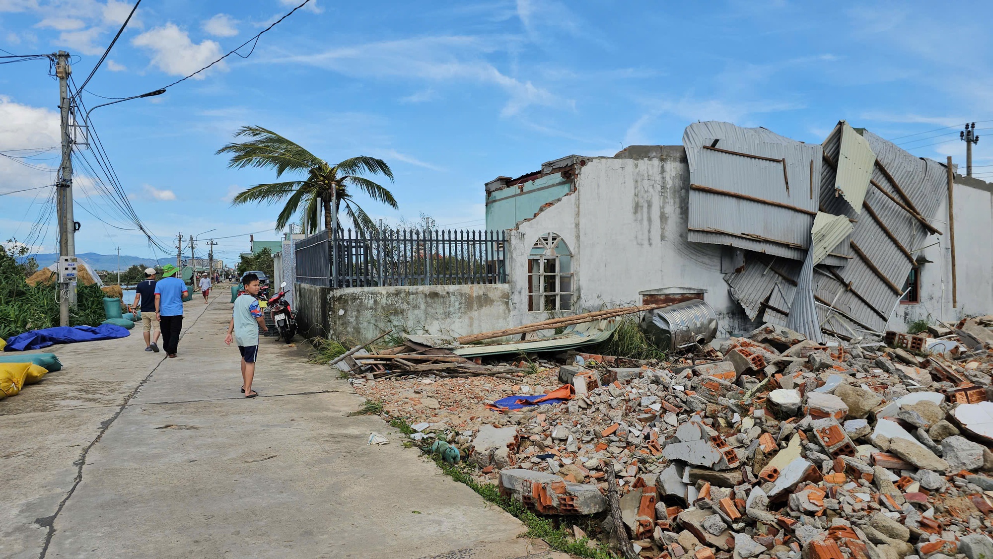 Bão số 13 đổ bộ Gia Lai: Gia đình ông An mất trắng tài sản - Ảnh 3. Bão số 13 đổ bộ Gia Lai: Gia đình ông An mất trắng tài sản - Ảnh 3.
