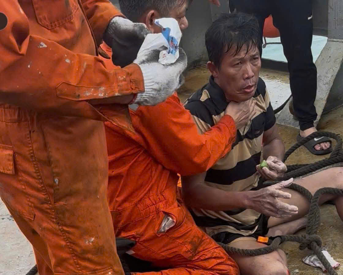 Sau hai ngày mất tích giữa biển, 1 trong 3 người ở Lý Sơn được cứu sống kỳ diệu - Ảnh 1.